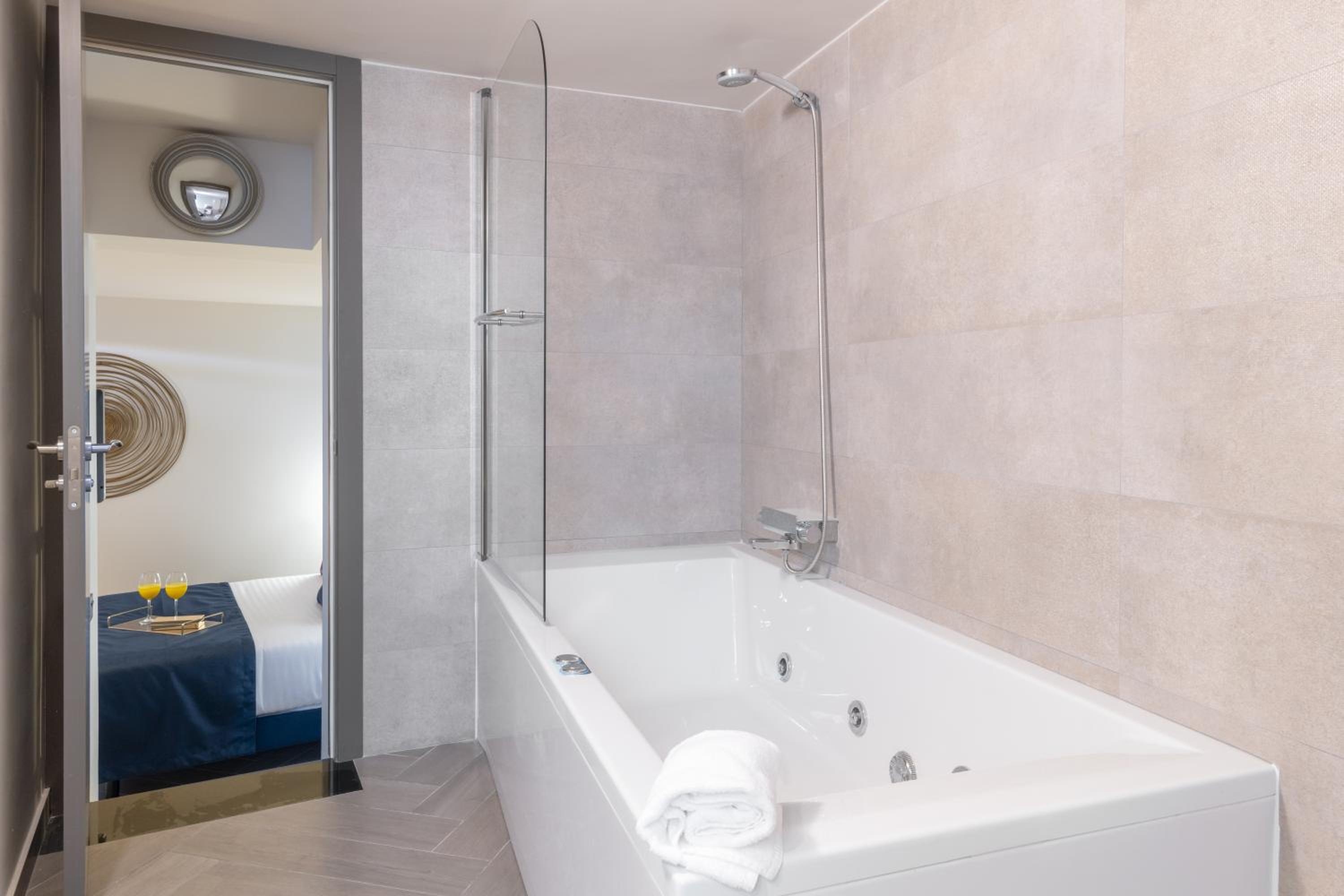 Studio with Spa Bath photo 3