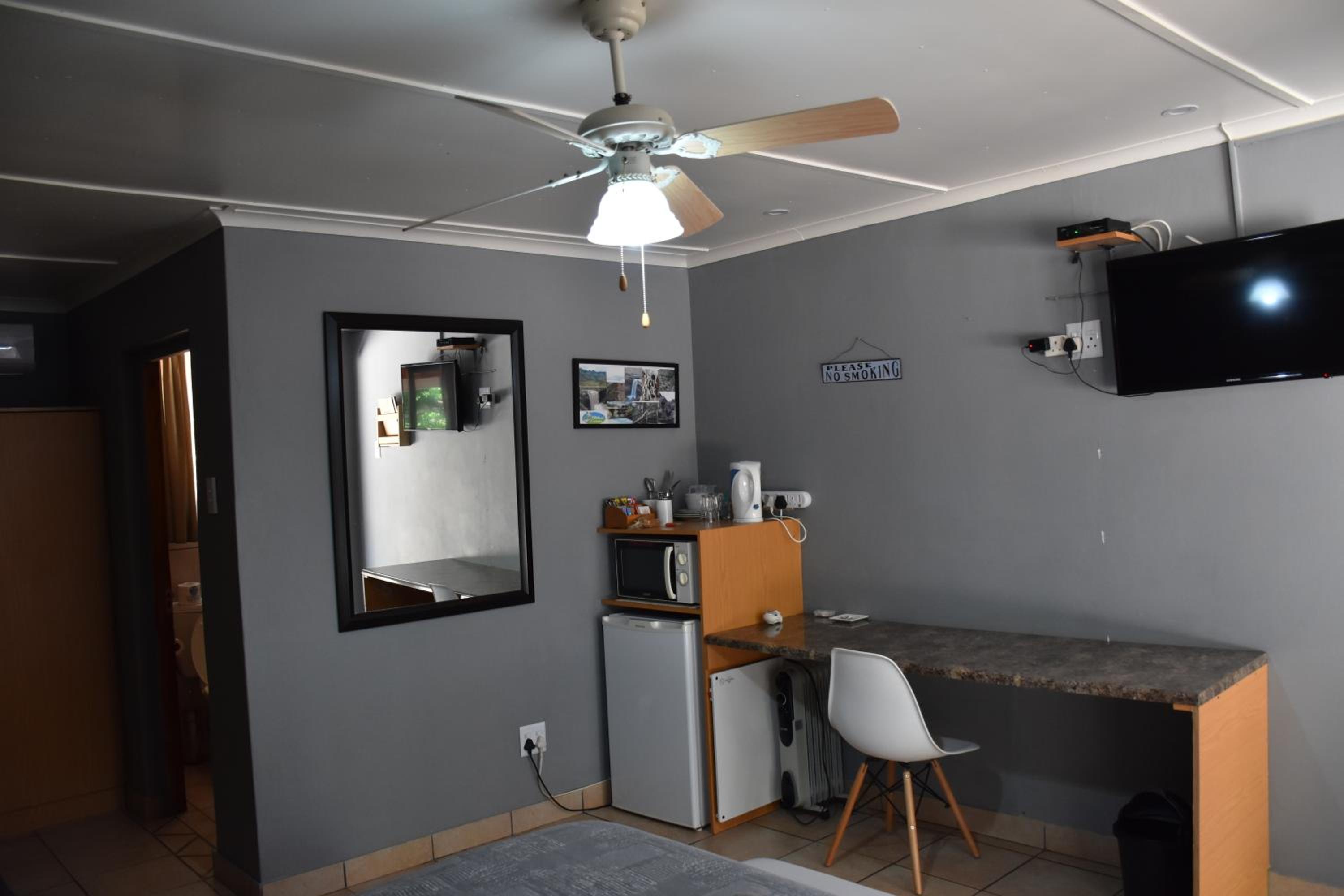 Deluxe Queen Room - Photo 6