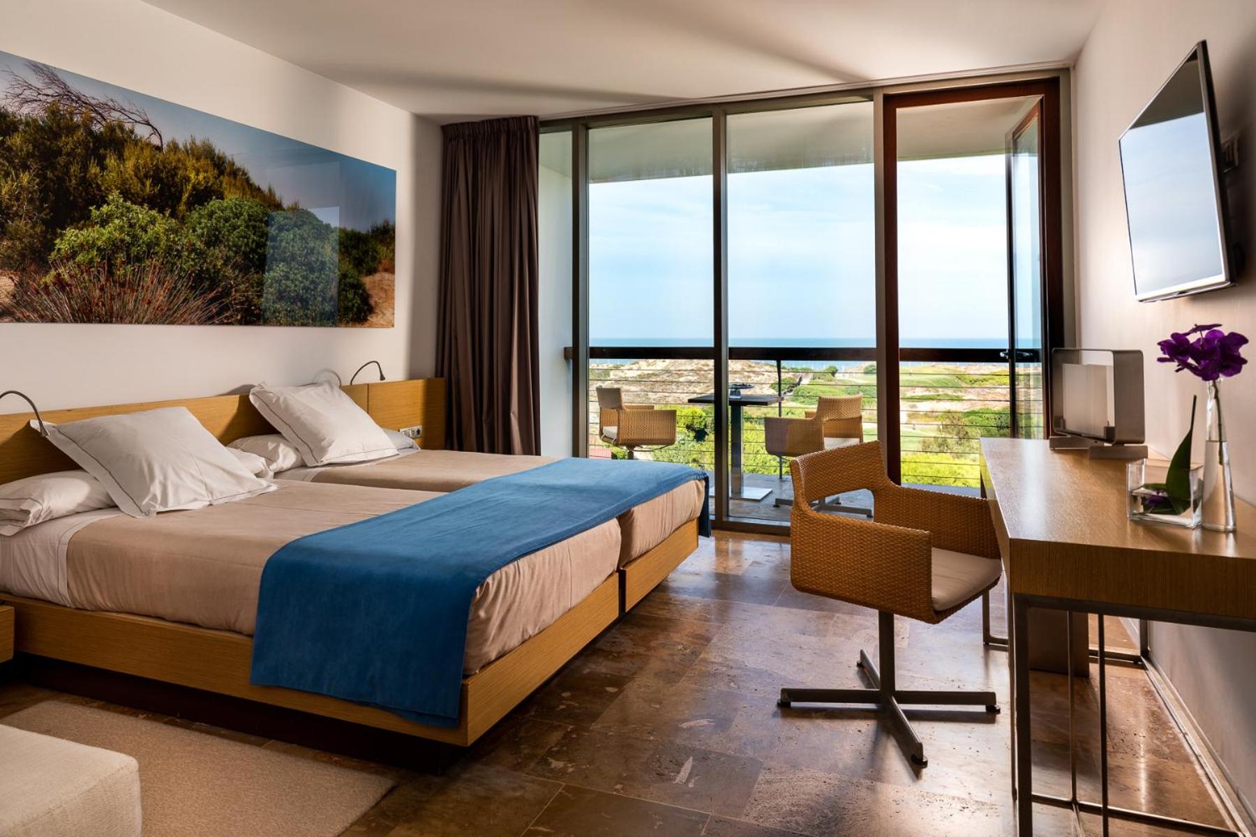 Standard Double Room (2 Adults + 1 Child) - Photo 4