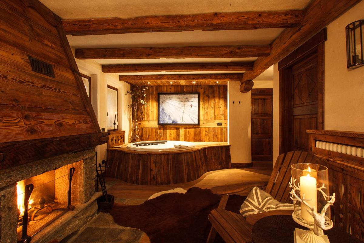 Three-Bedroom Apartment with Jacuzzi - Photo 1