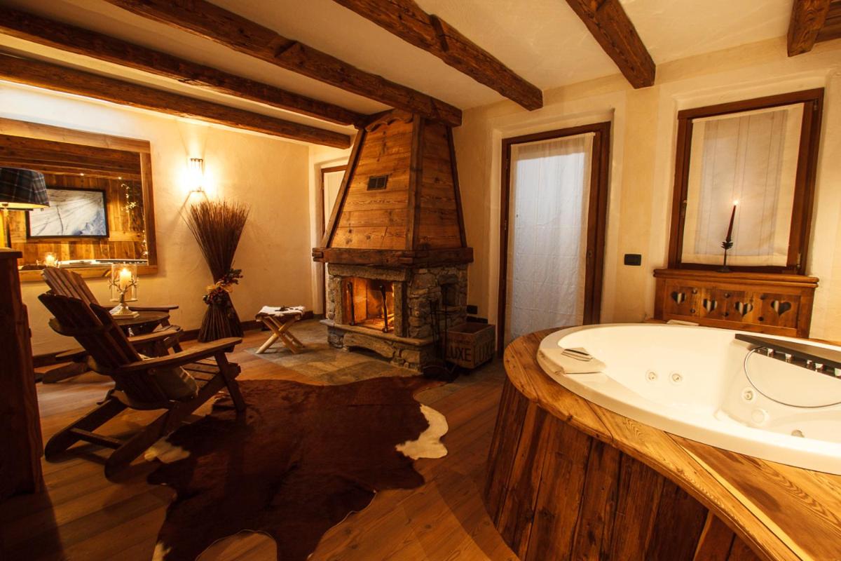 Three-Bedroom Apartment with Jacuzzi - Photo 3