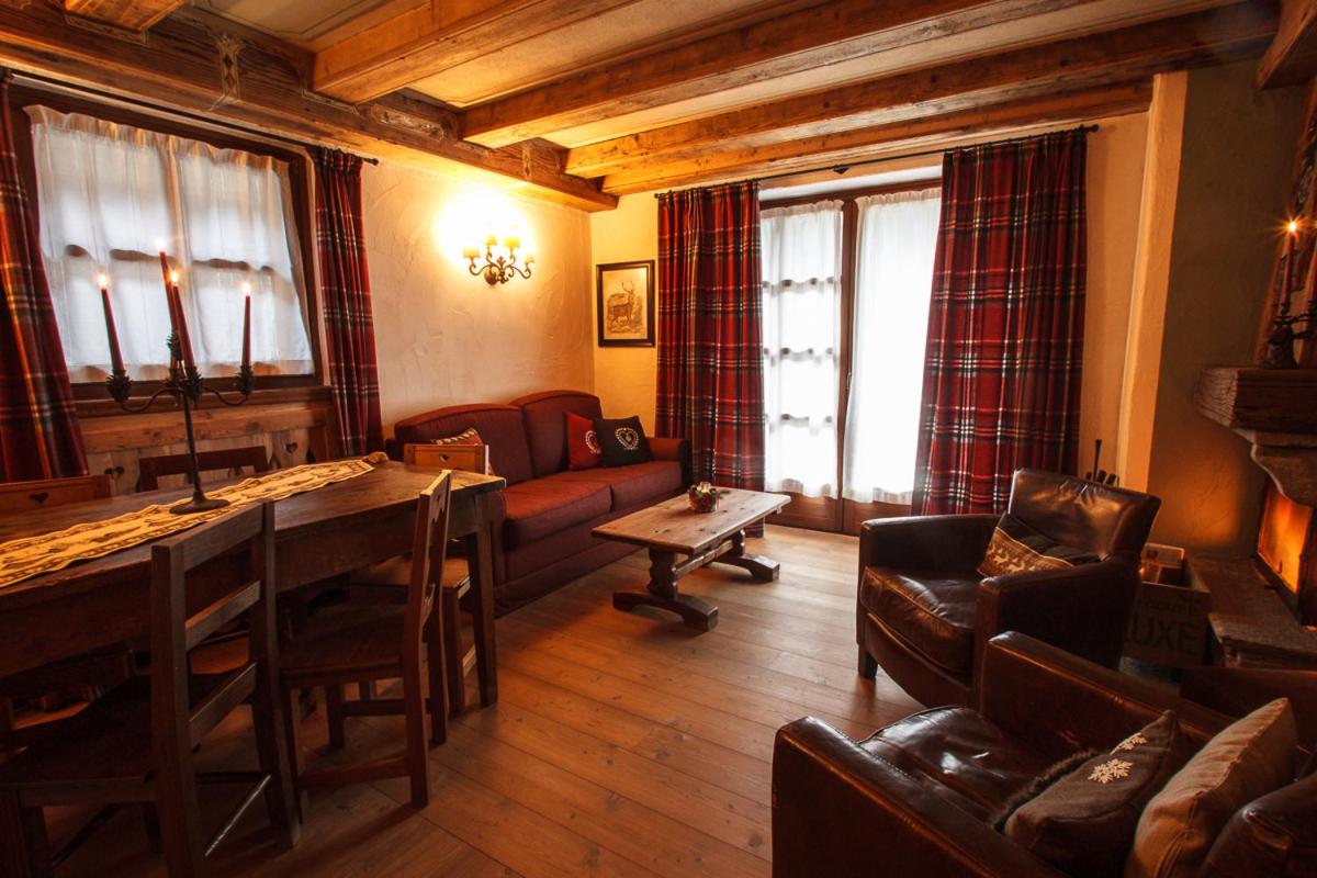 Three-Bedroom Apartment with Jacuzzi - Photo 4