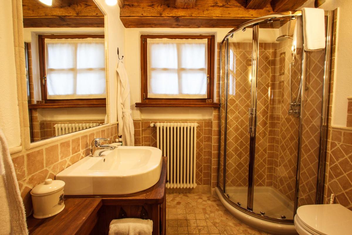 Three-Bedroom Apartment with Jacuzzi - Photo 2