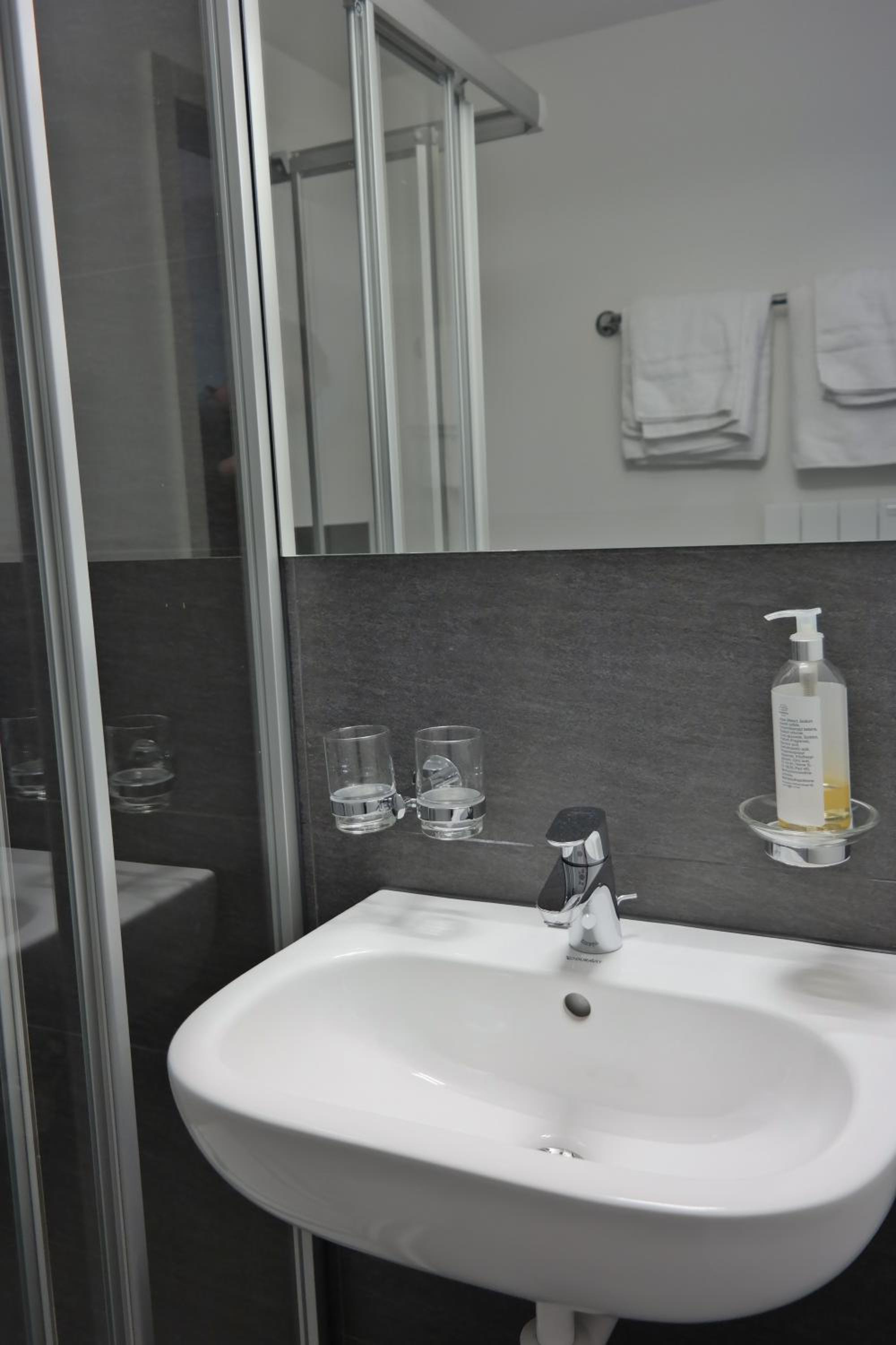 Standard Double Room with Balcony - Photo 4