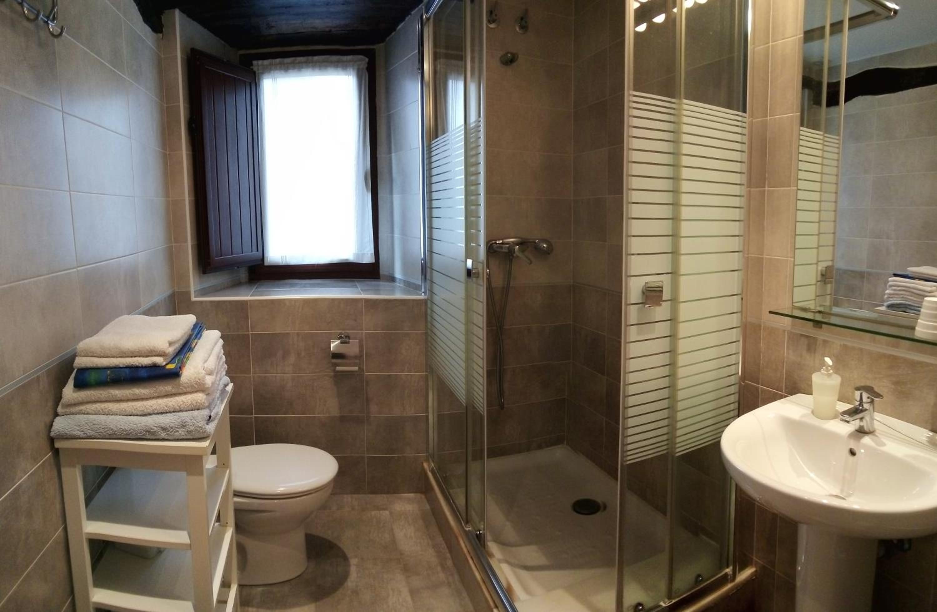 Apartment with Balcony - Photo 3
