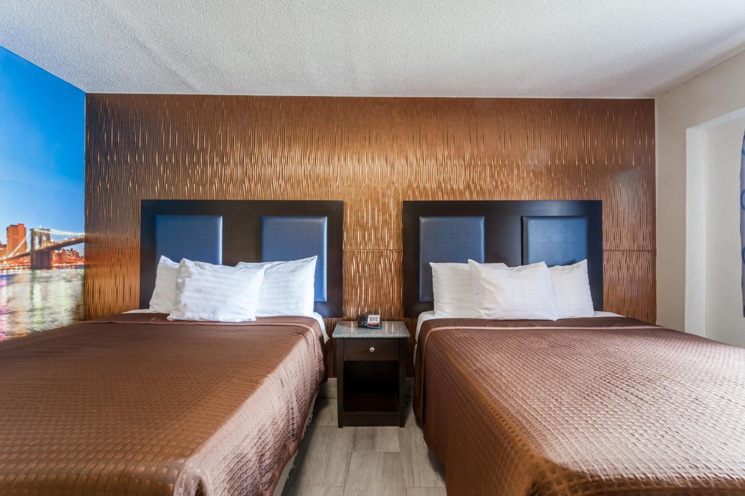 Queen Room with Two Queen Beds - Non-Smoking photo 3