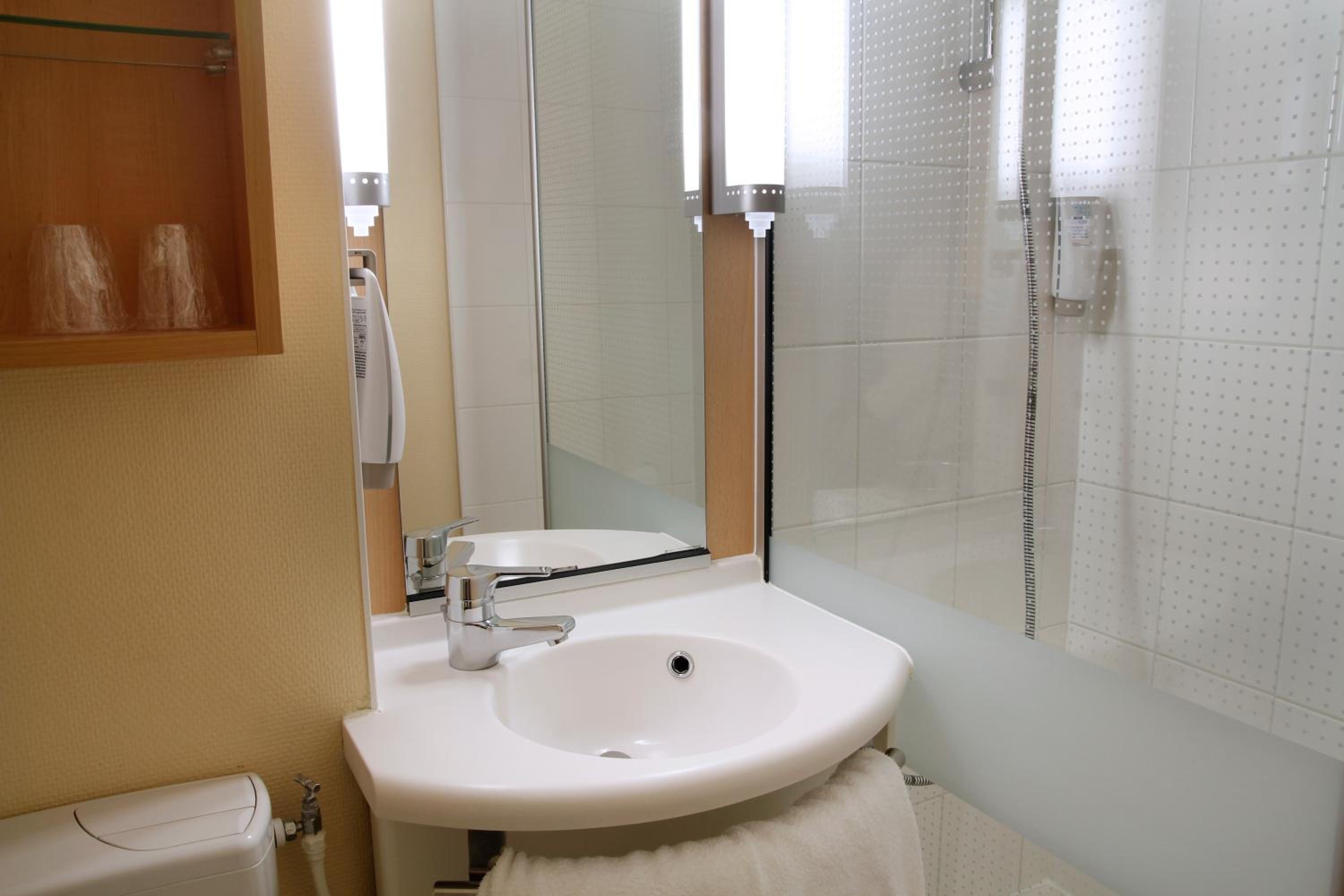 Standard Double Room - Photo 3