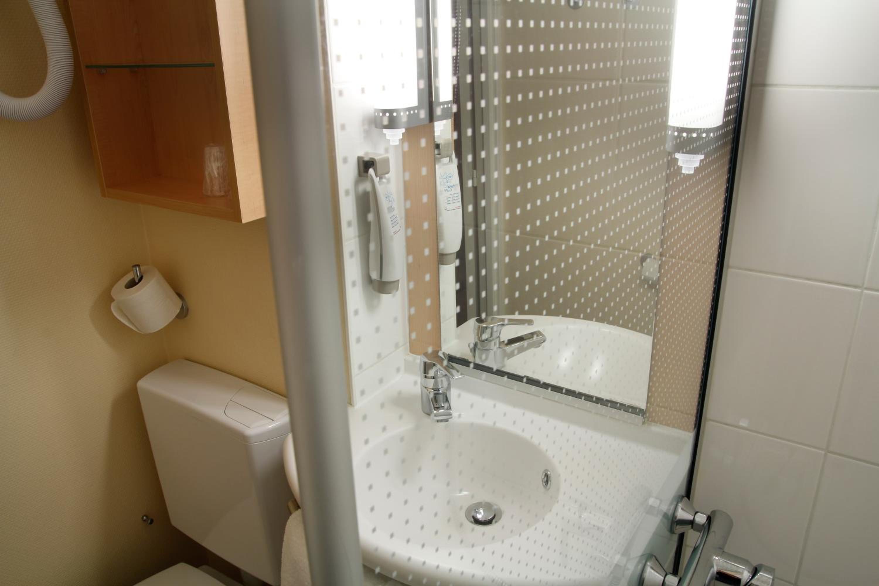 Standard Double Room - Photo 9