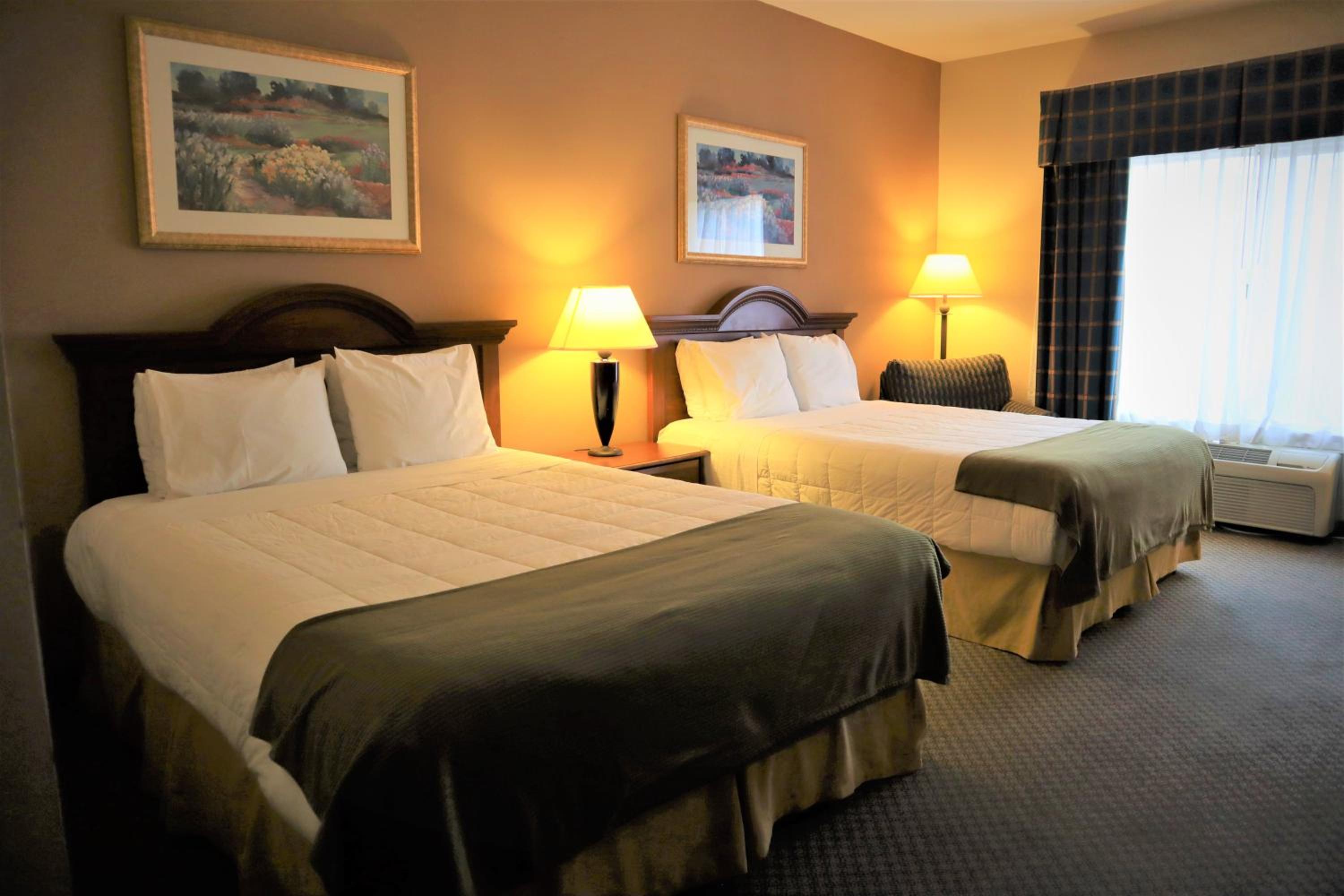 Superior Queen Room with Two Queen Beds - Non-Smoking photo 2