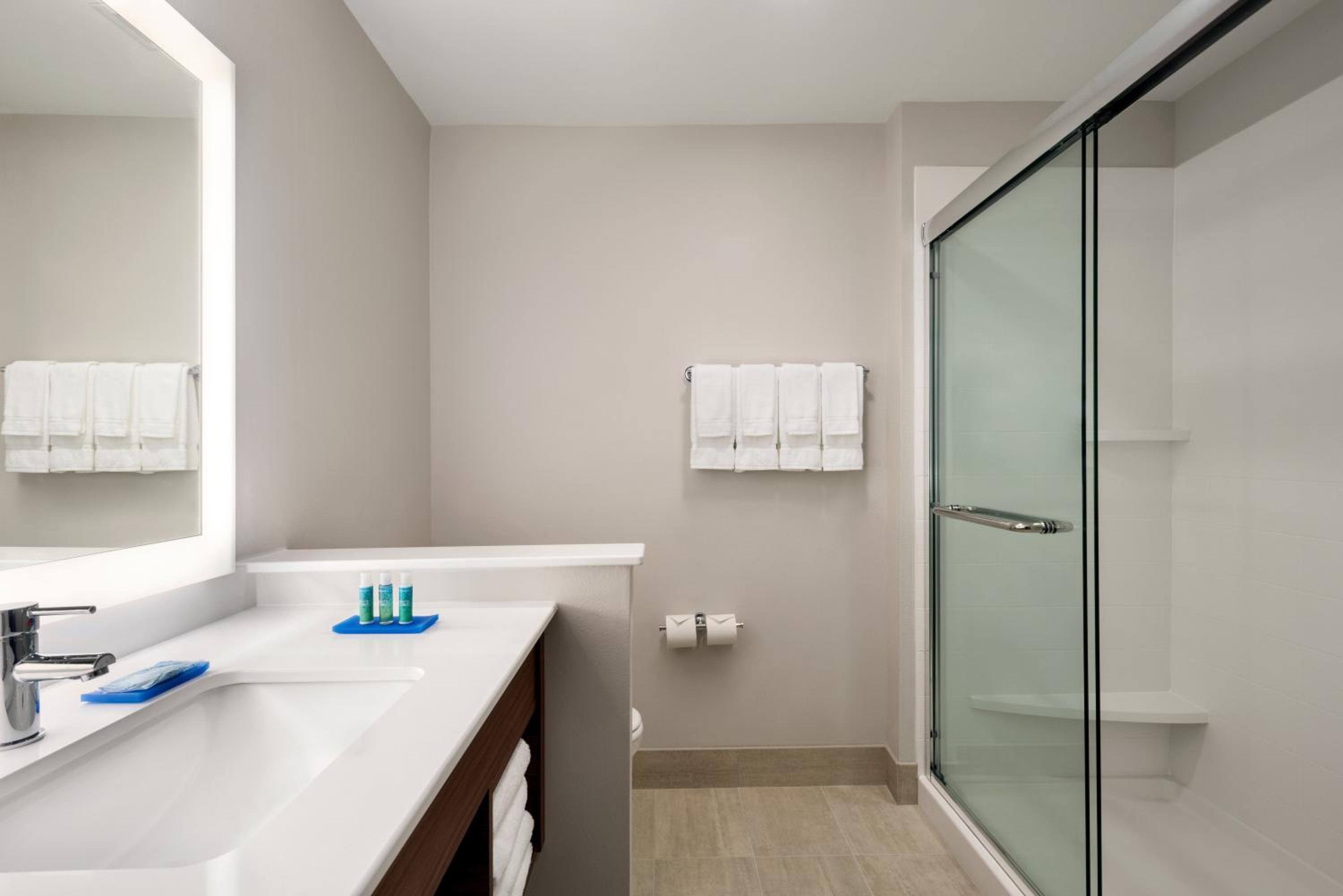Room with Two Beds - Hearing Accessible - Non-Smoking photo 3