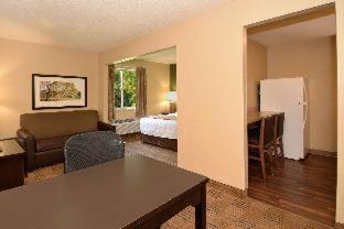 Deluxe Studio with 2 Queen Beds - Non-Smoking - Hearing Accessible - Photo 2