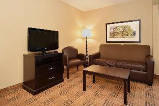 Deluxe Studio with 2 Queen Beds - Non-Smoking - Hearing Accessible - Photo 3