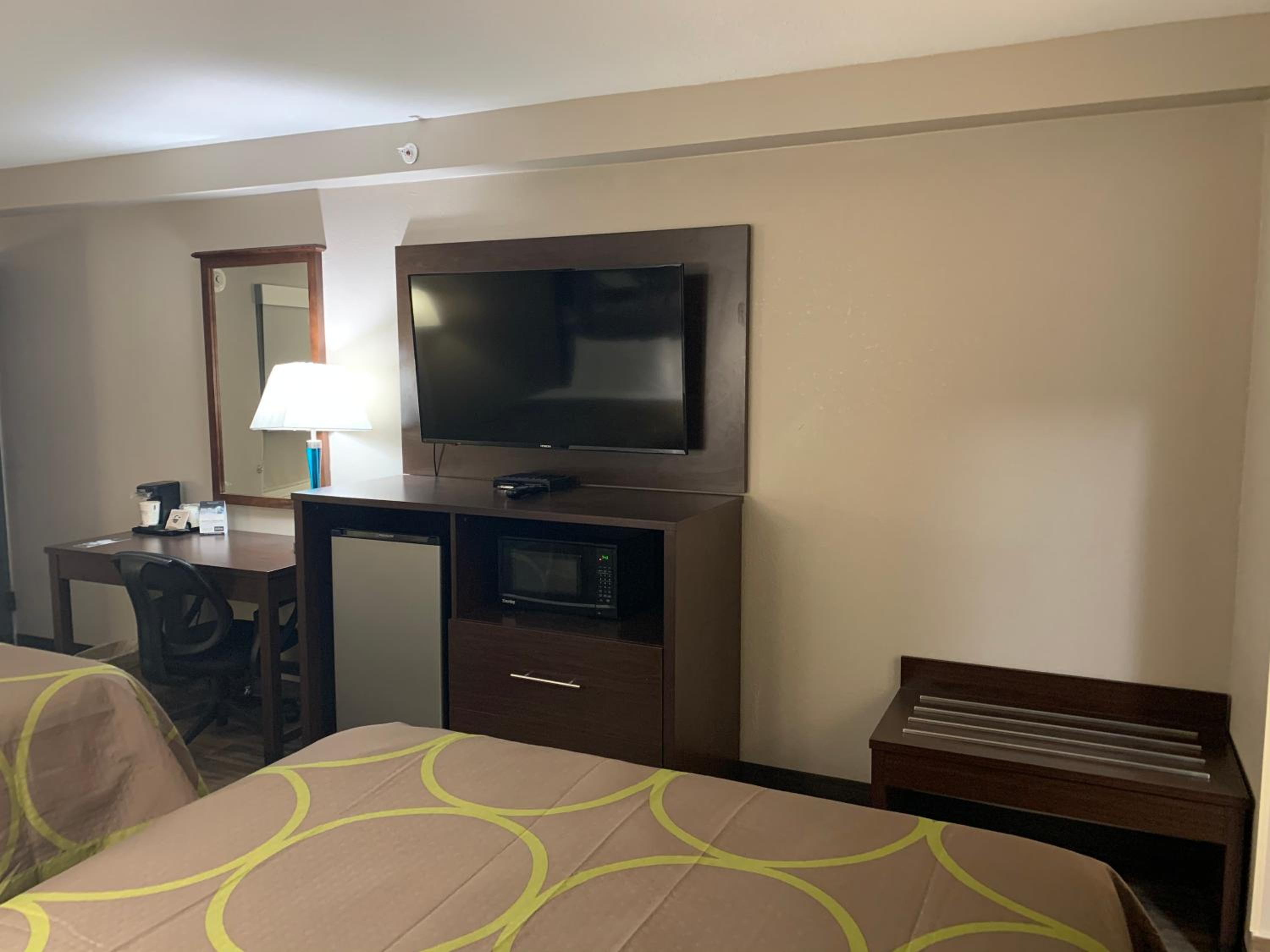 Queen Room with Two Queen Beds - Non-Smoking - Photo 3