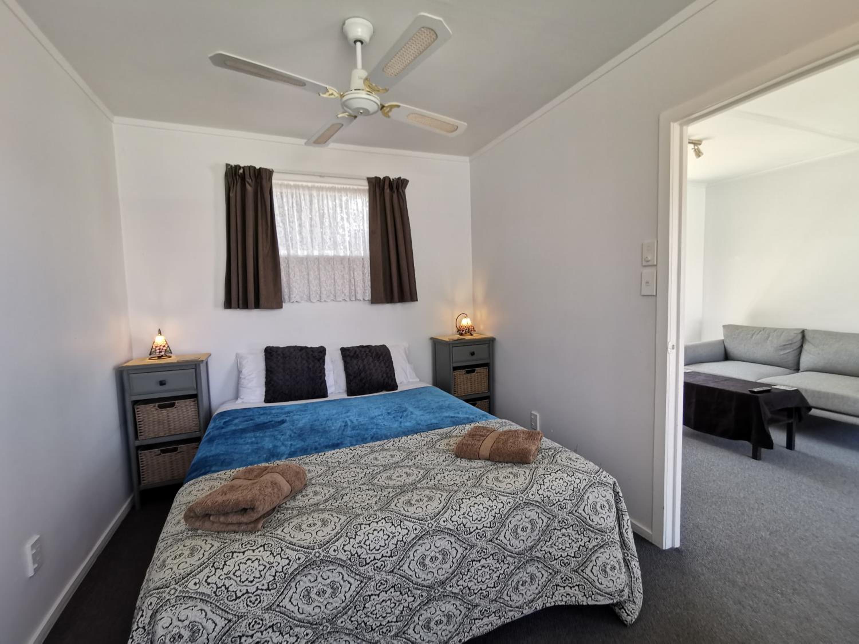Queen Room with Mineral Hot Pool Unit 6 photo 2