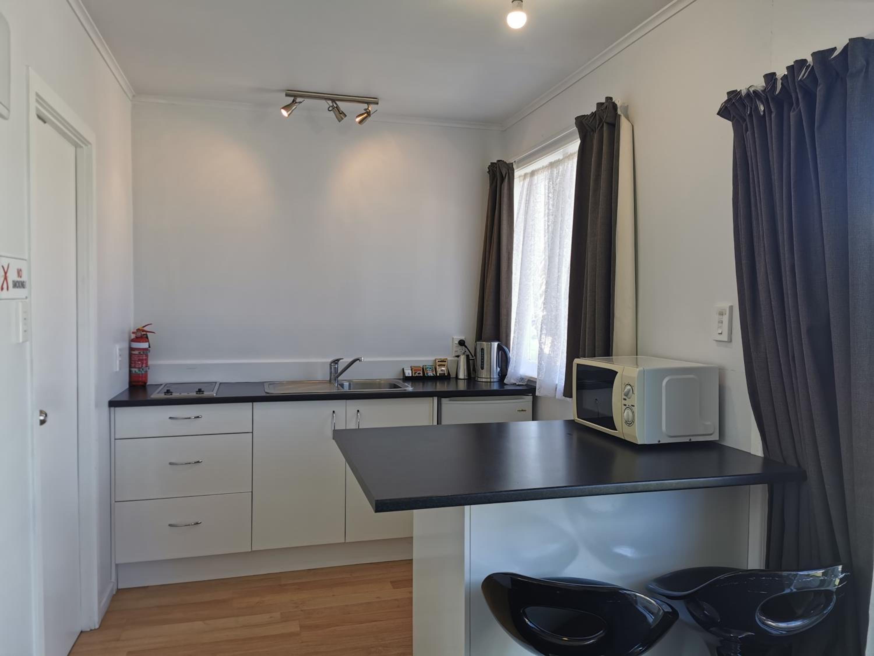 Queen Room with Mineral Hot Pool Unit 6 photo 3