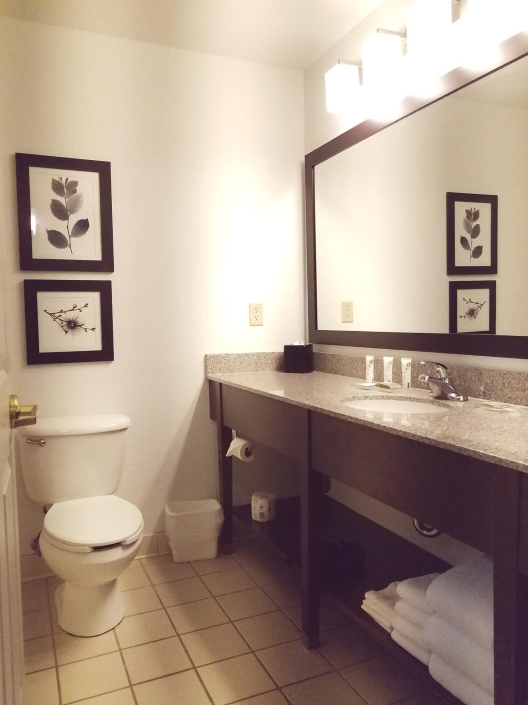 Standard Queen Room with Two Queen Beds photo 2