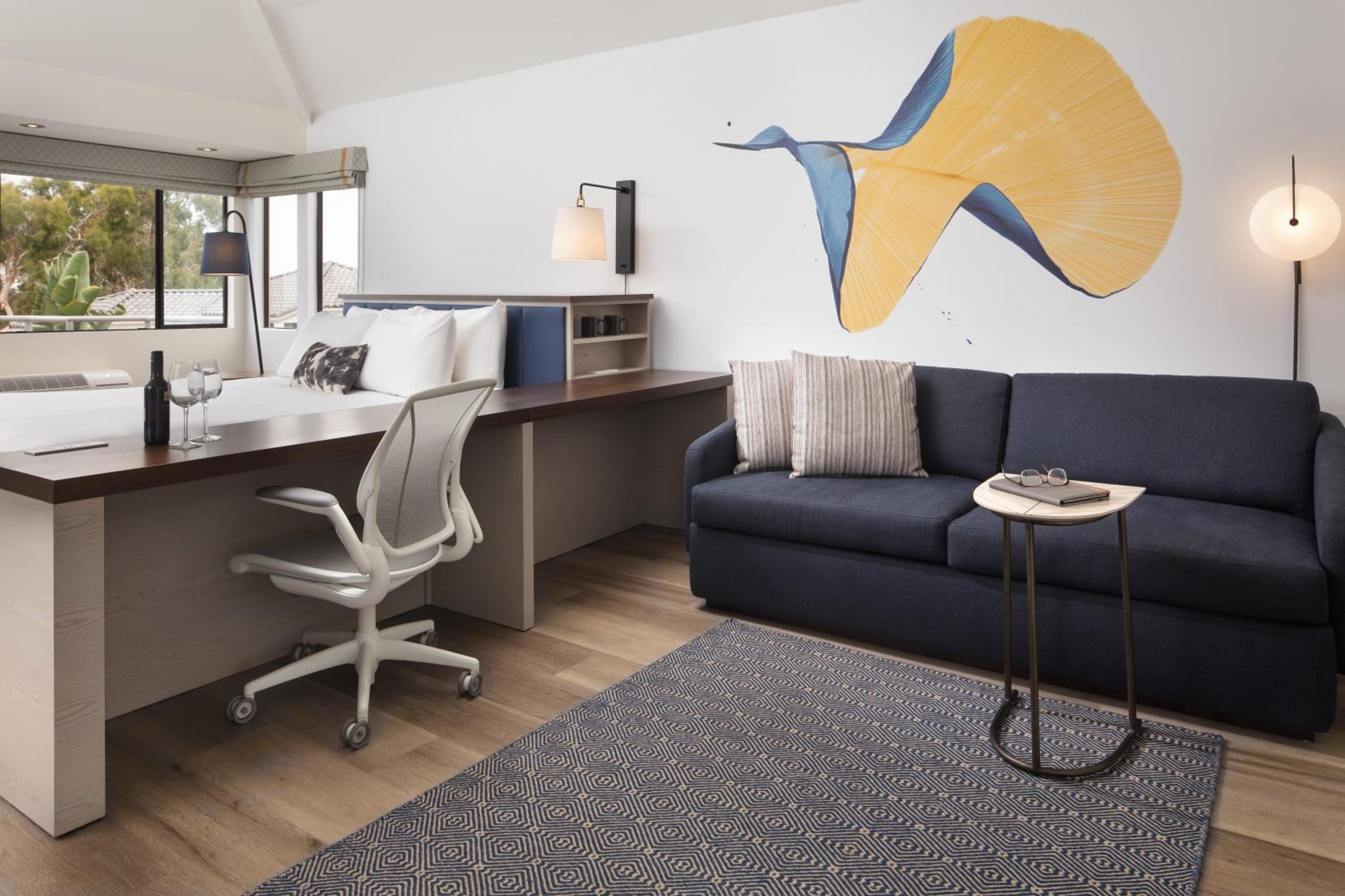 Standard King Room with Sofa Bed - Photo 5