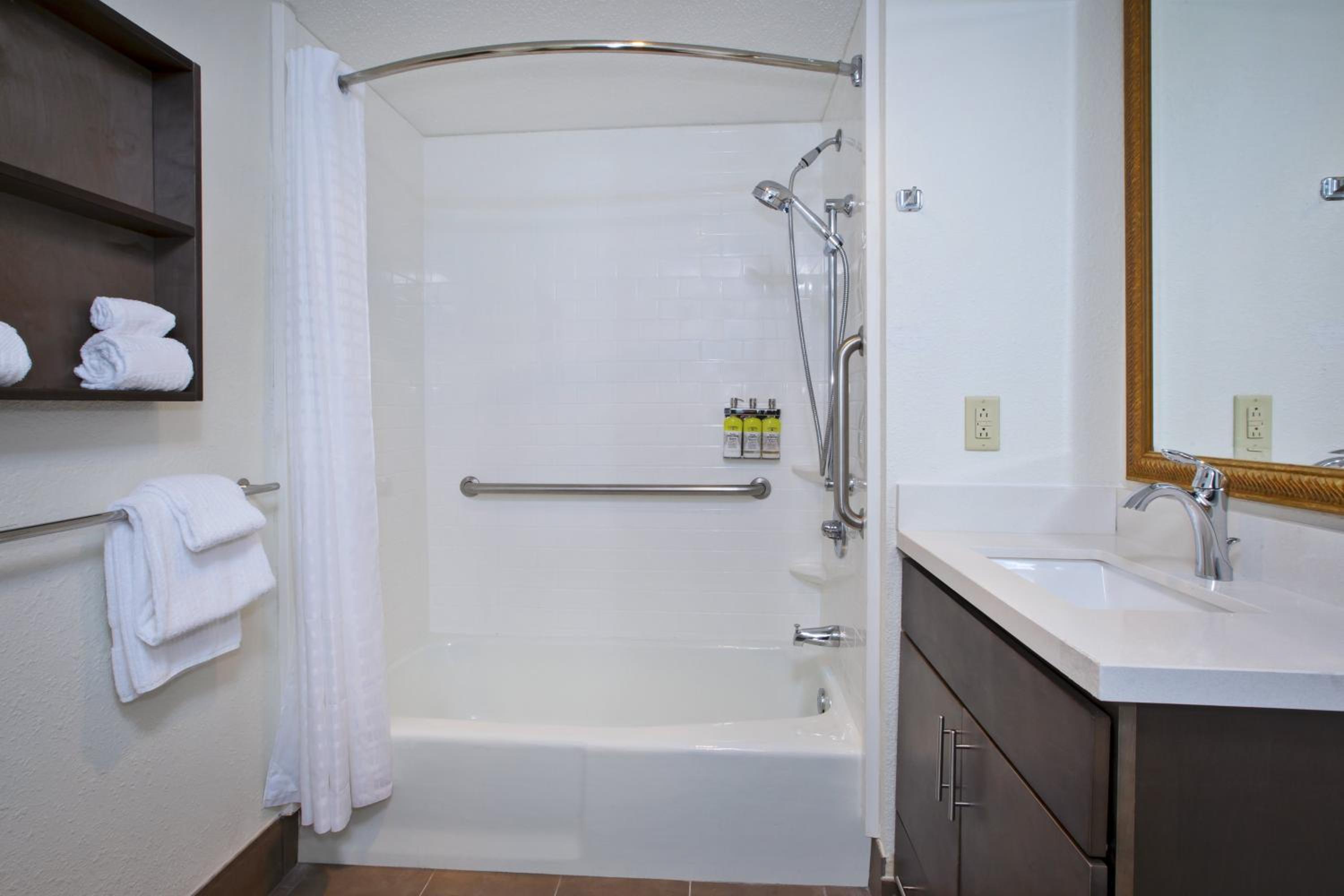 Queen Studio Suite - Communications Accessible photo 1
