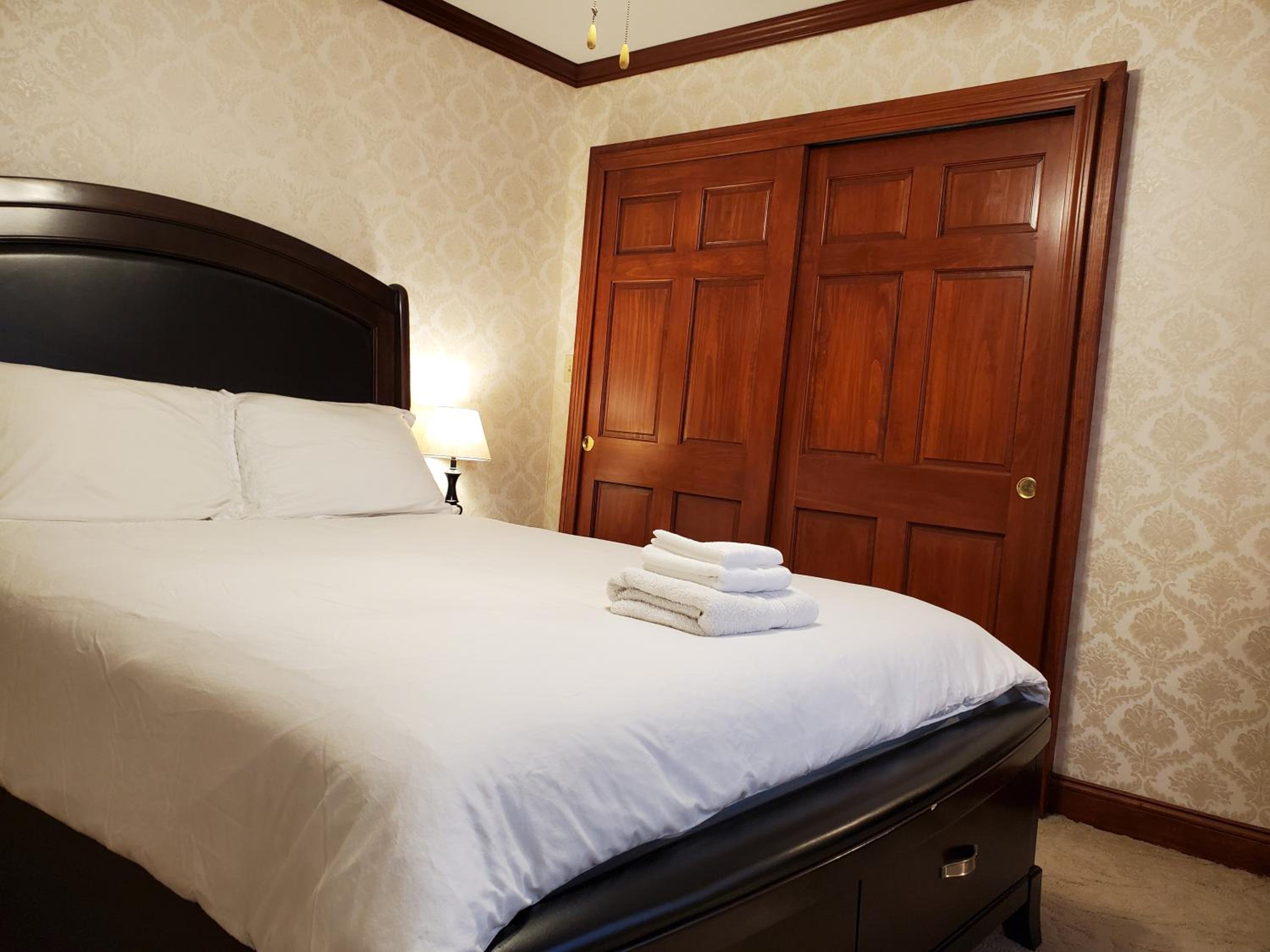 Queen Room with Shared Bathroom photo 1