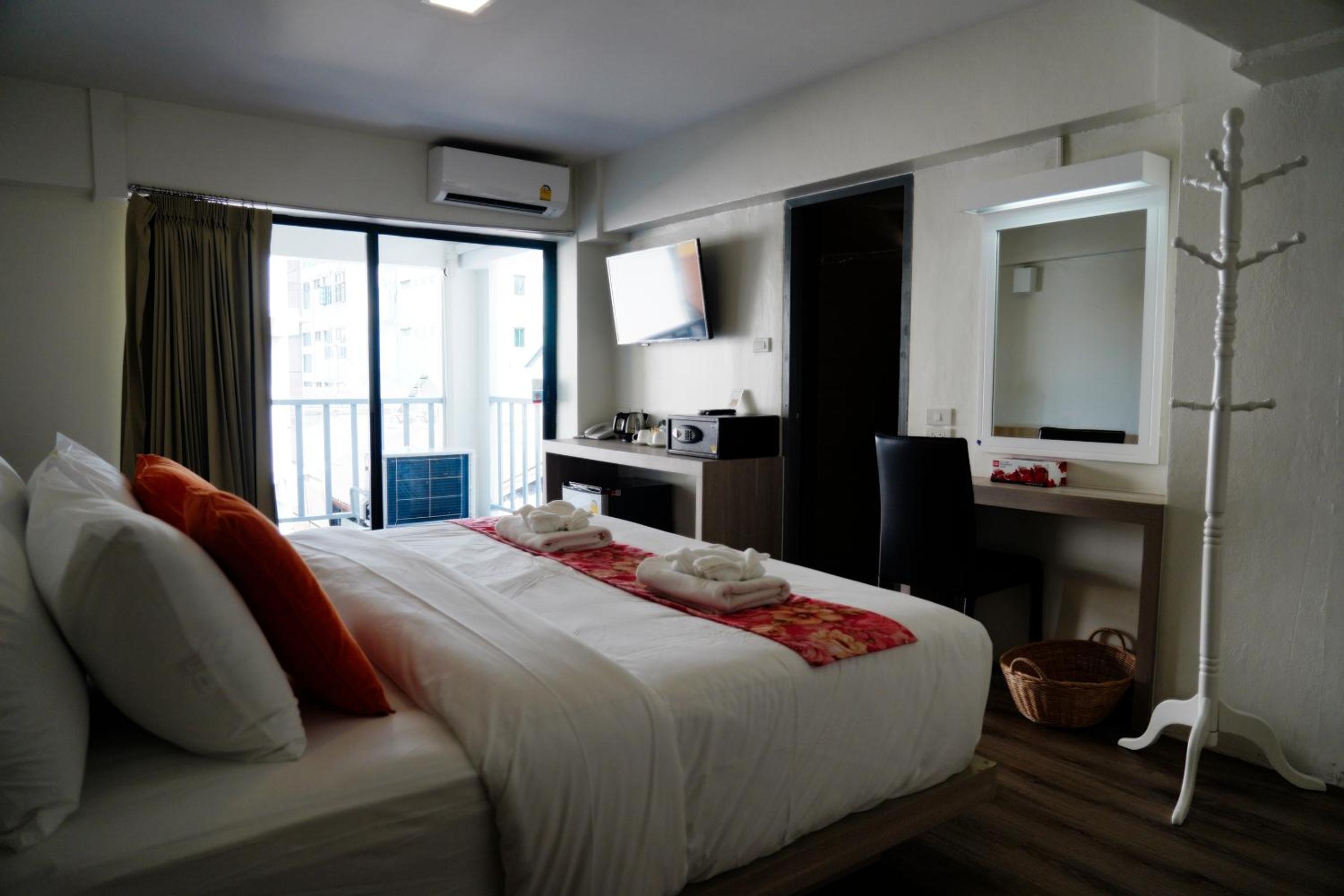 Deluxe Double Room with Balcony photo 2