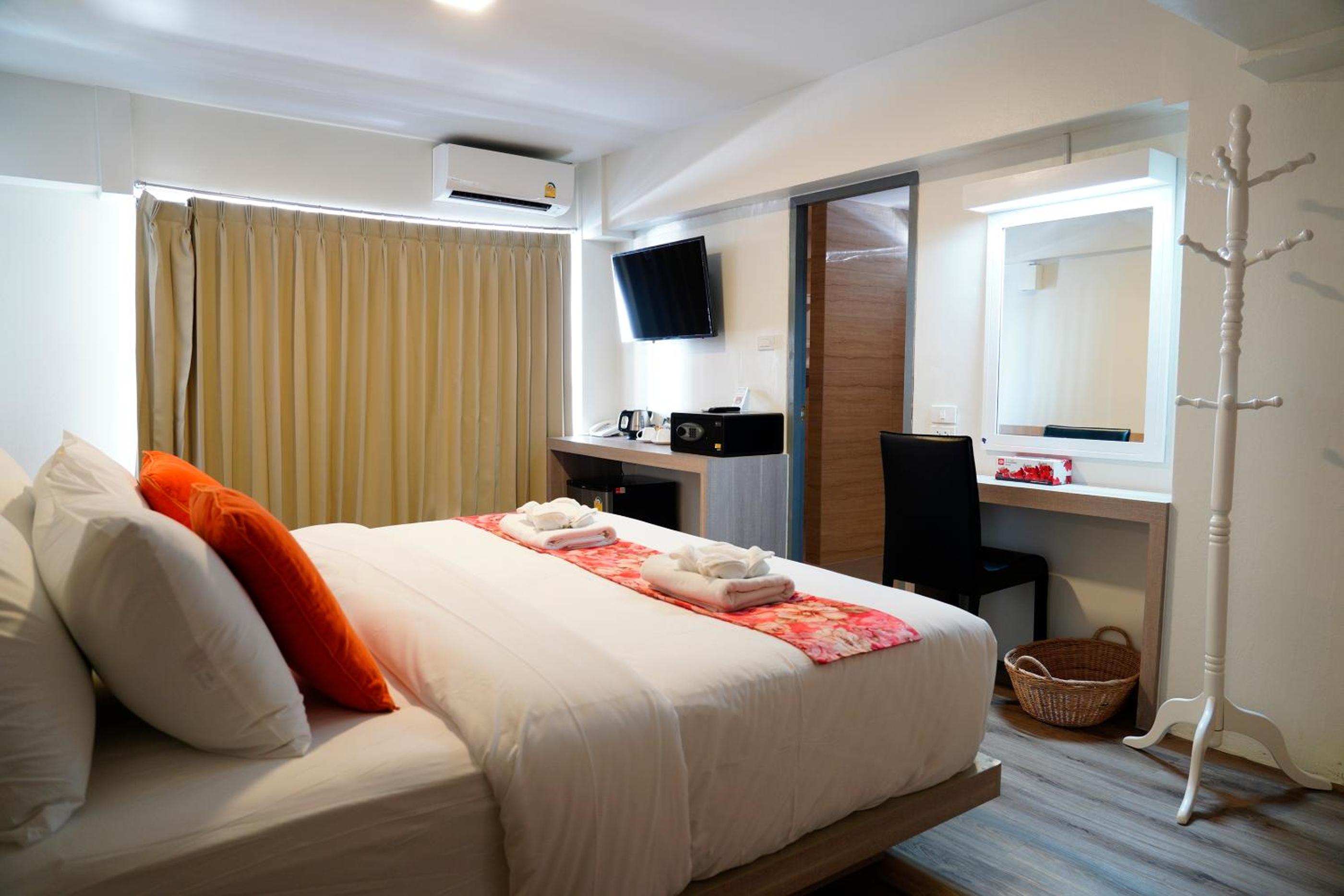 Deluxe Double Room with Balcony photo 3