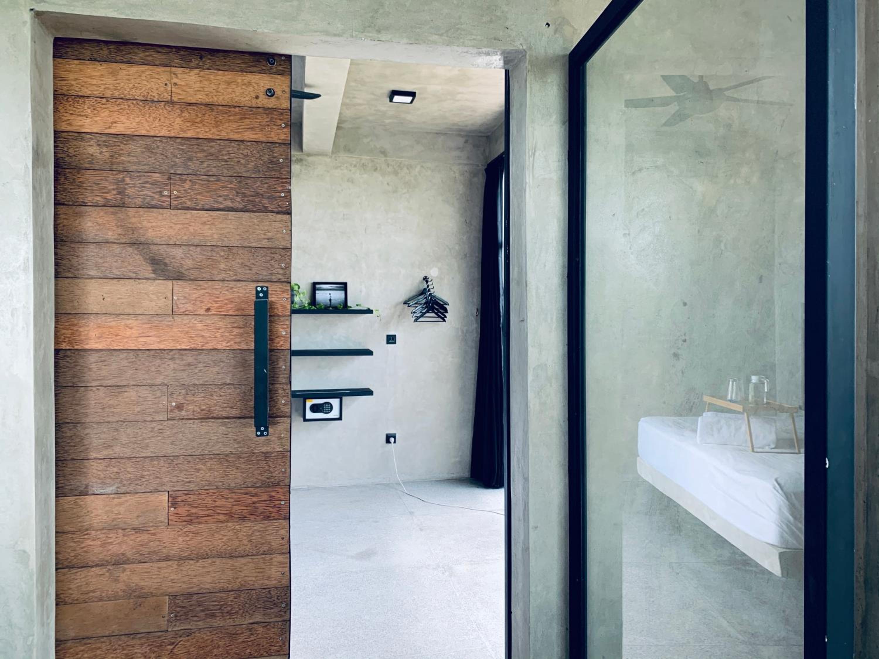 King Room with Bathtub - Photo 8