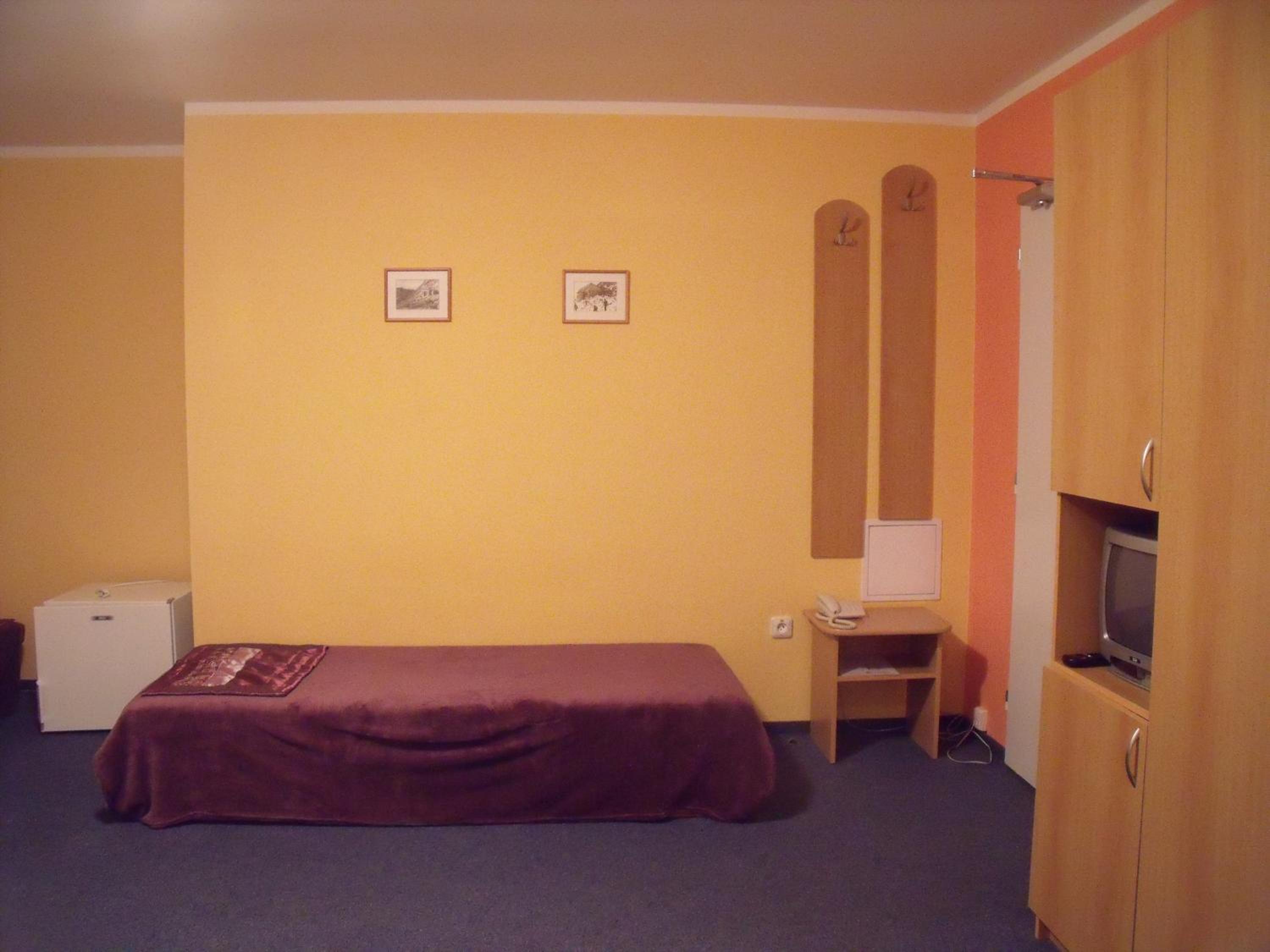Economy Triple Room - Photo 3
