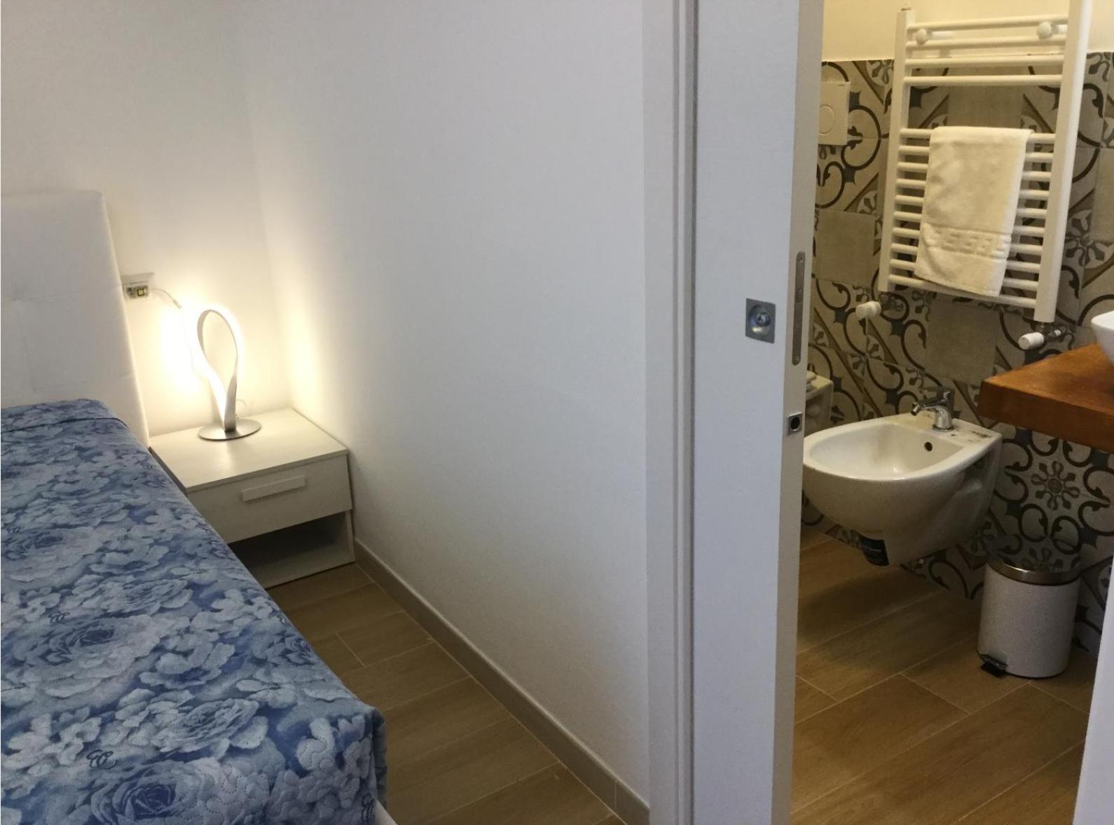 Deluxe Double Room with Balcony photo 3