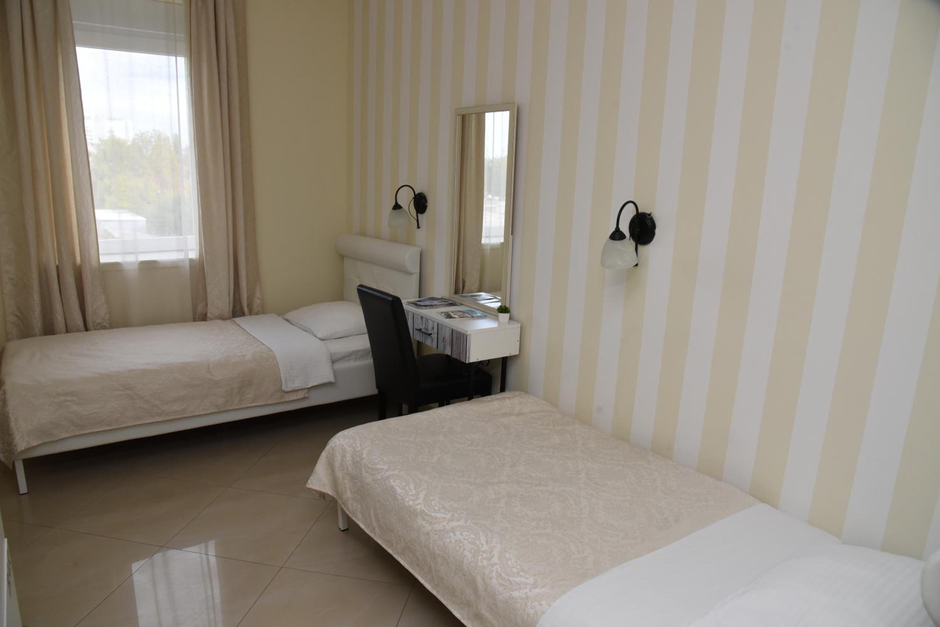 Economy Twin Room - Photo 4