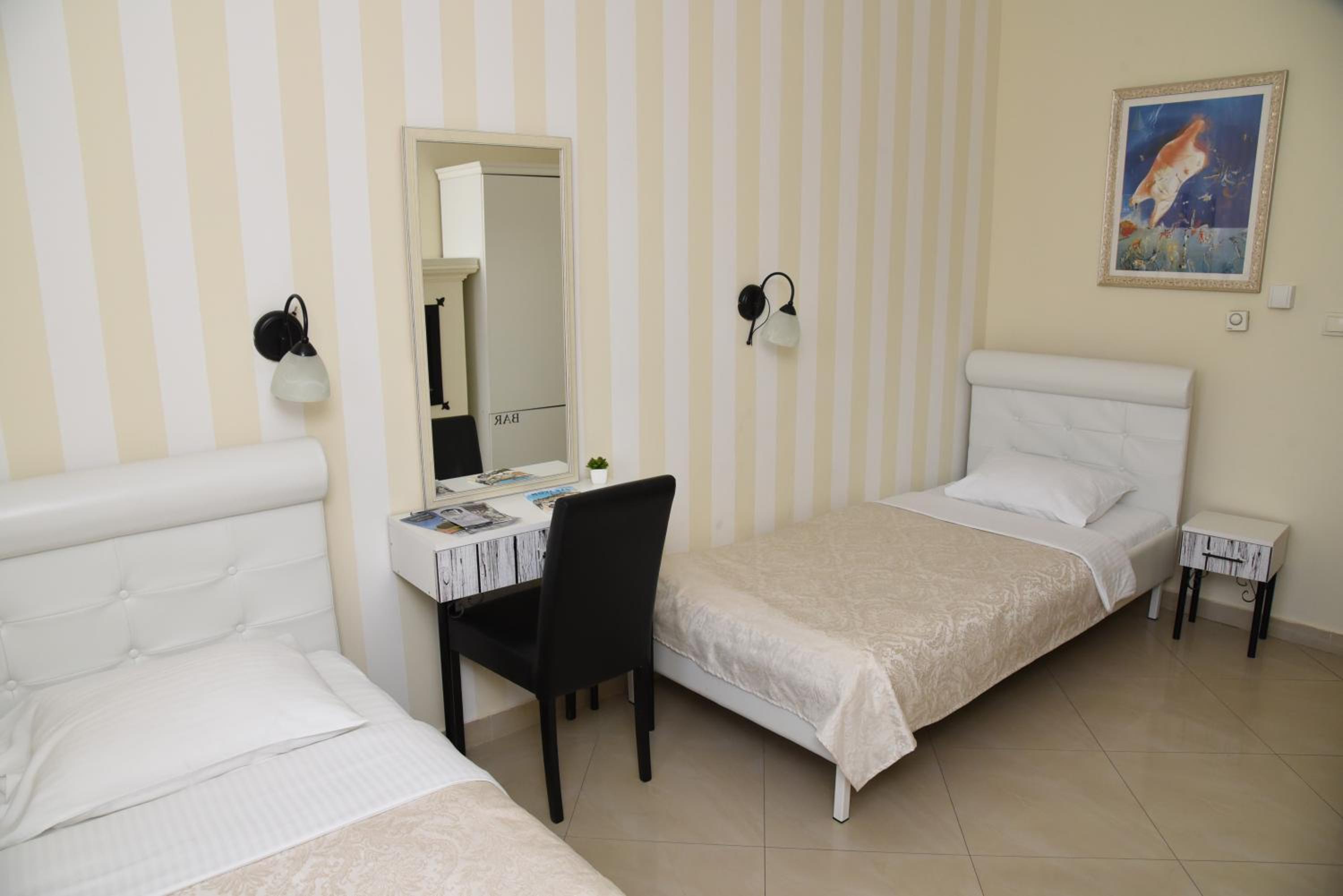 Economy Twin Room - Photo 3