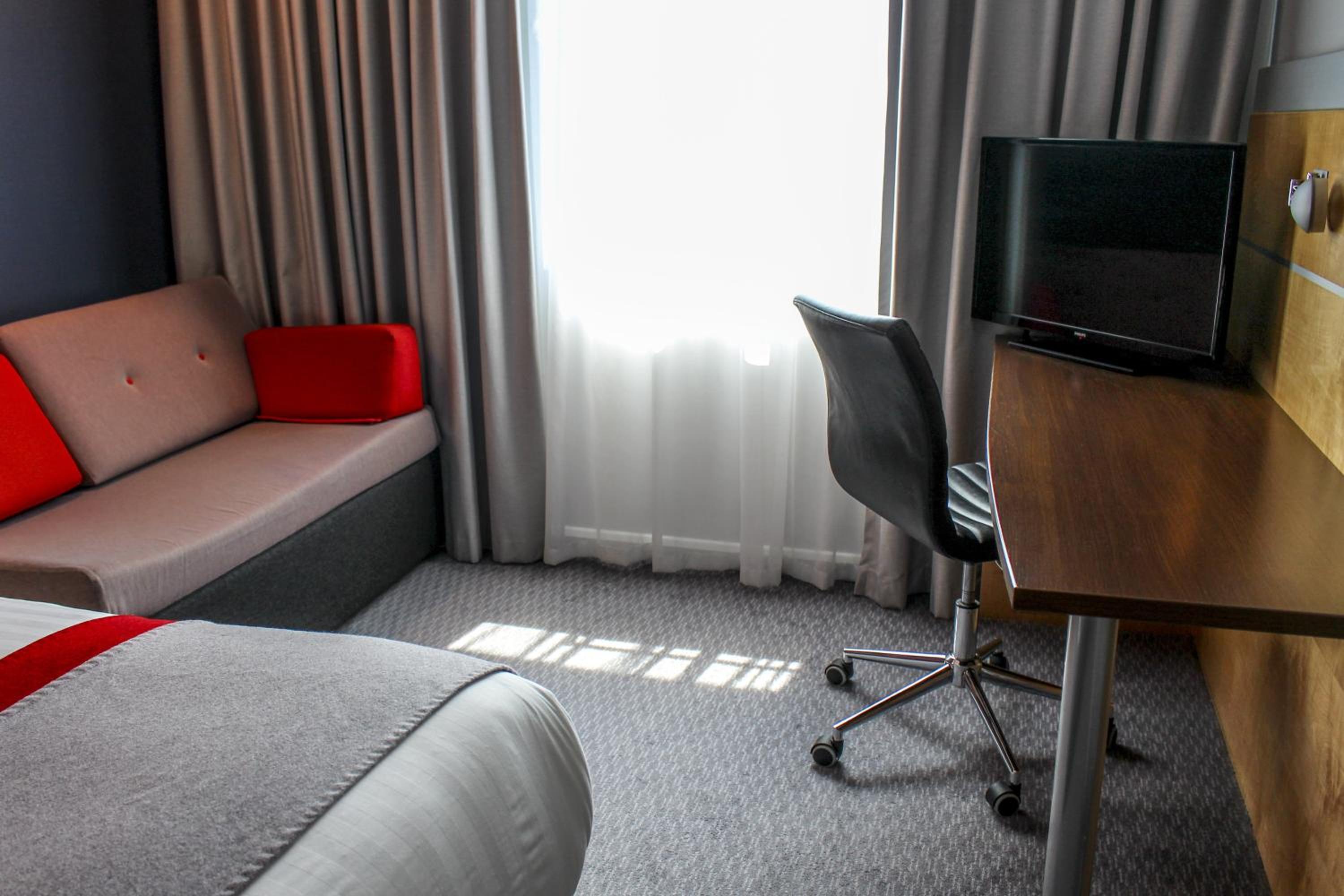 Standard Room with Free Hot Breakfast - Photo 3