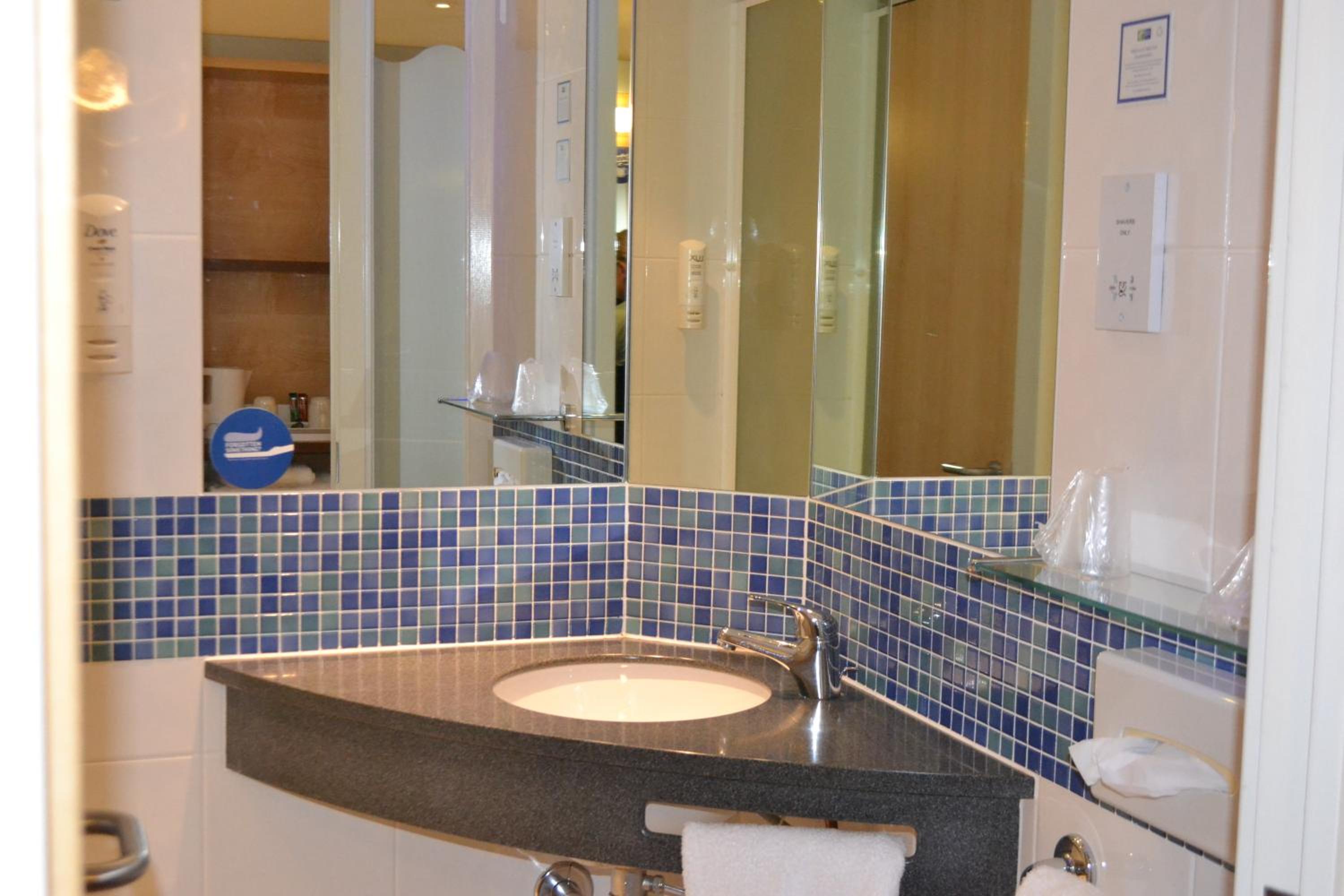 Standard Double Room with Sofa Bed and Free Hot Breakfast - Photo 8