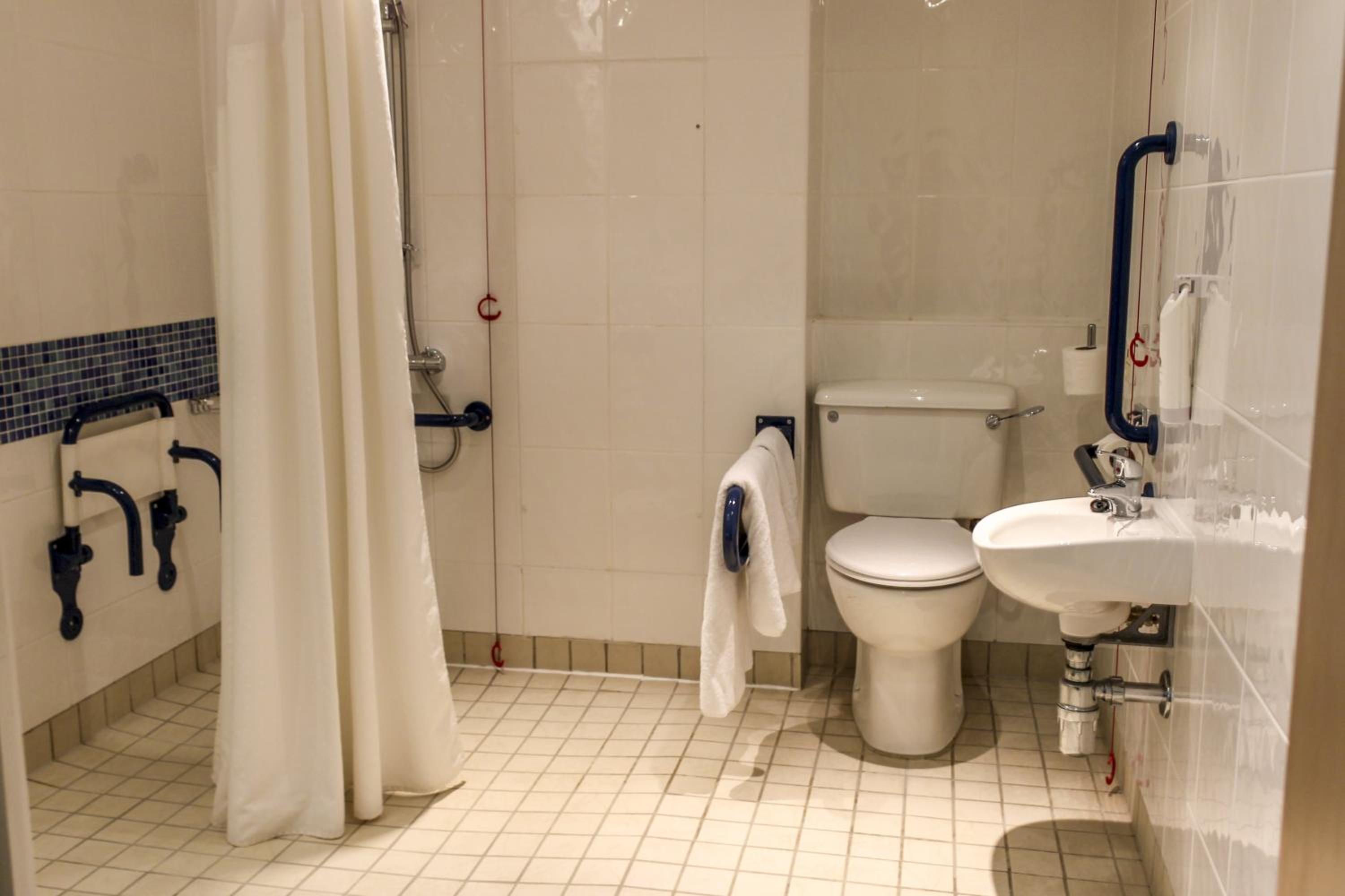 Standard Twin Room with Free Hot Breakfast - Accessible - Photo 4