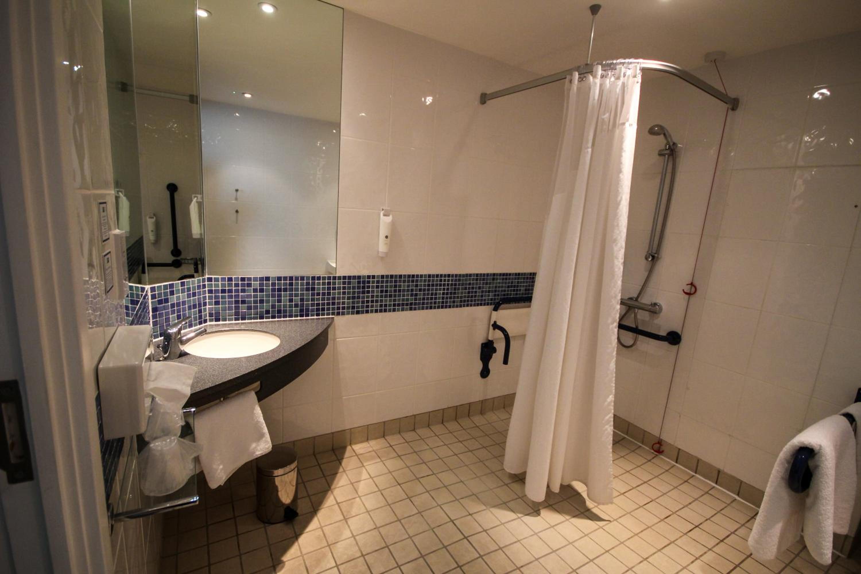 Standard Twin Room with Free Hot Breakfast - Accessible - Photo 3