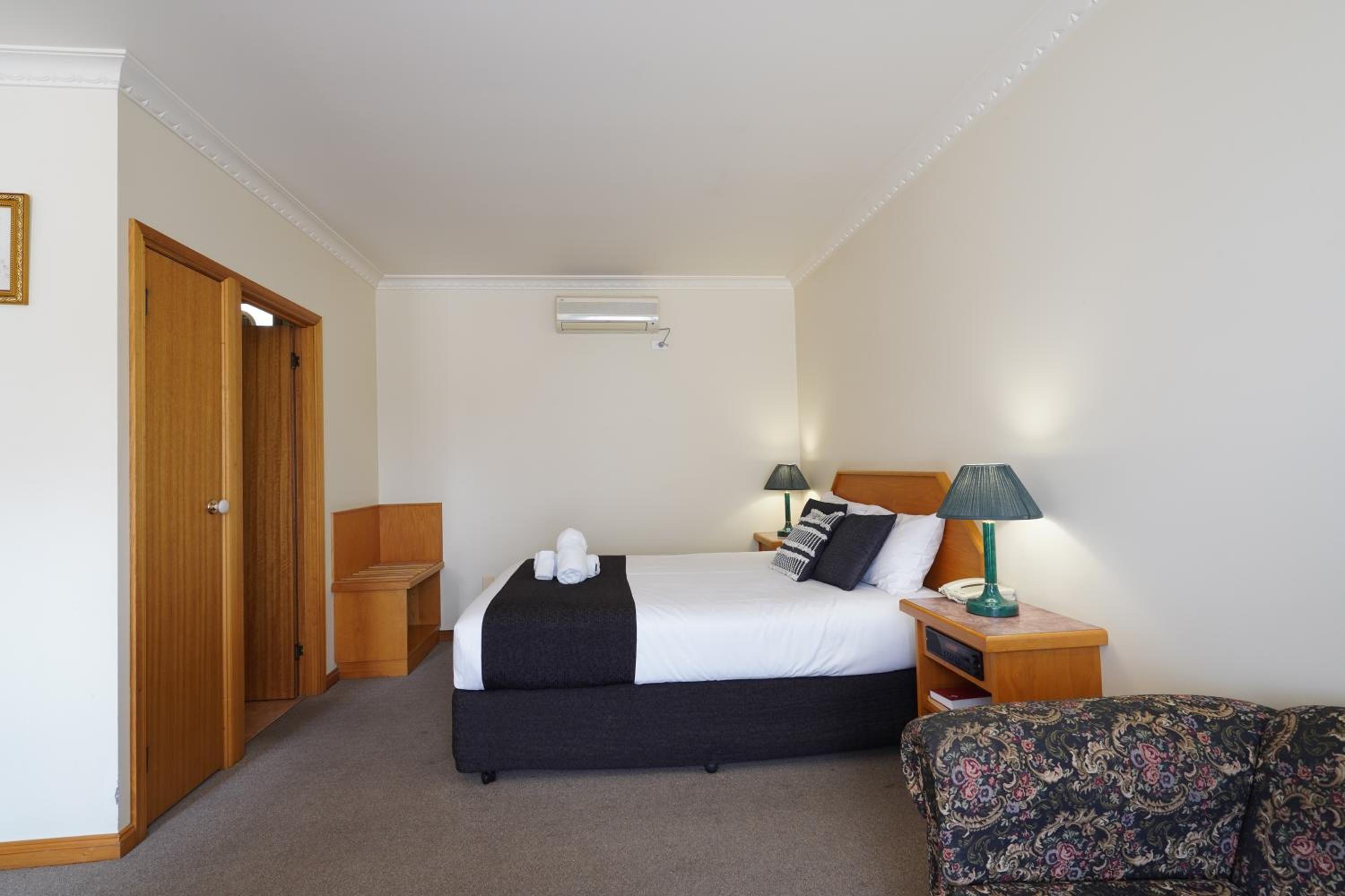 Deluxe Double Room with Spa Bath  photo 2