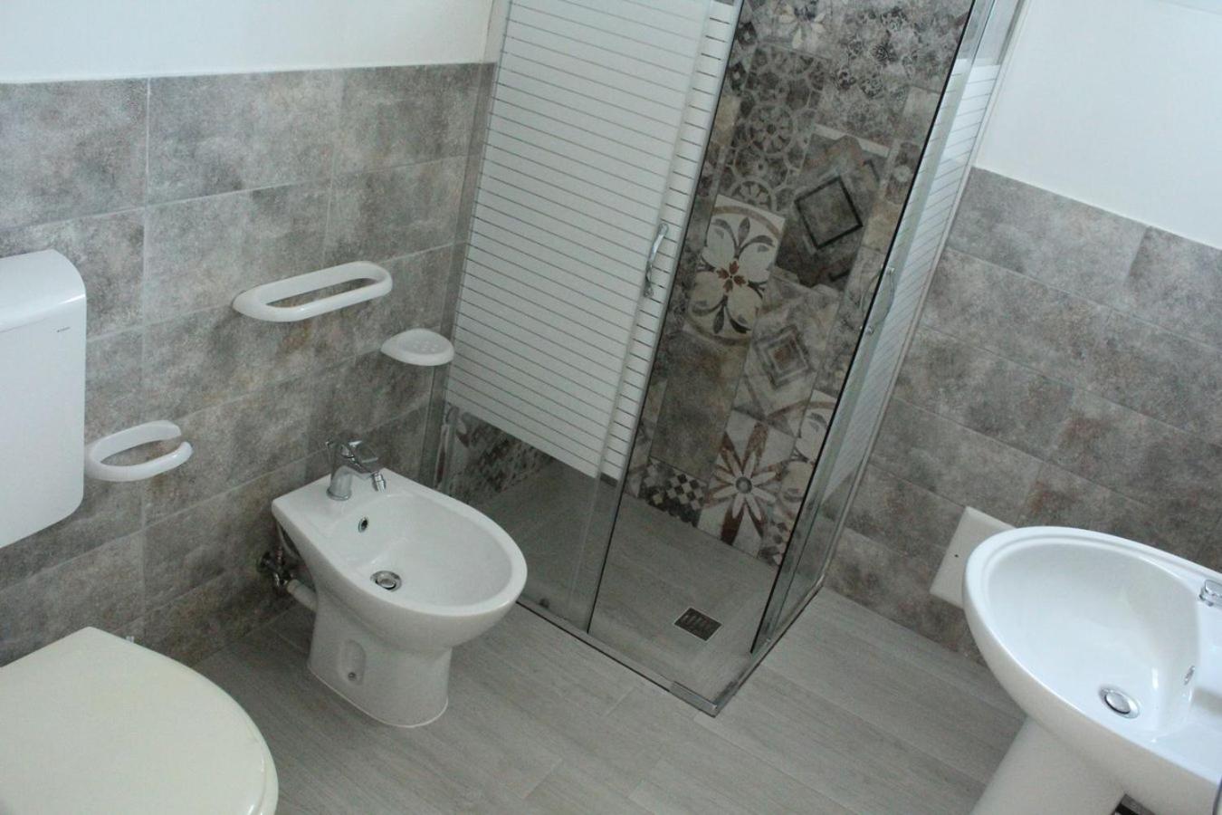 One-Bedroom House - Photo 20