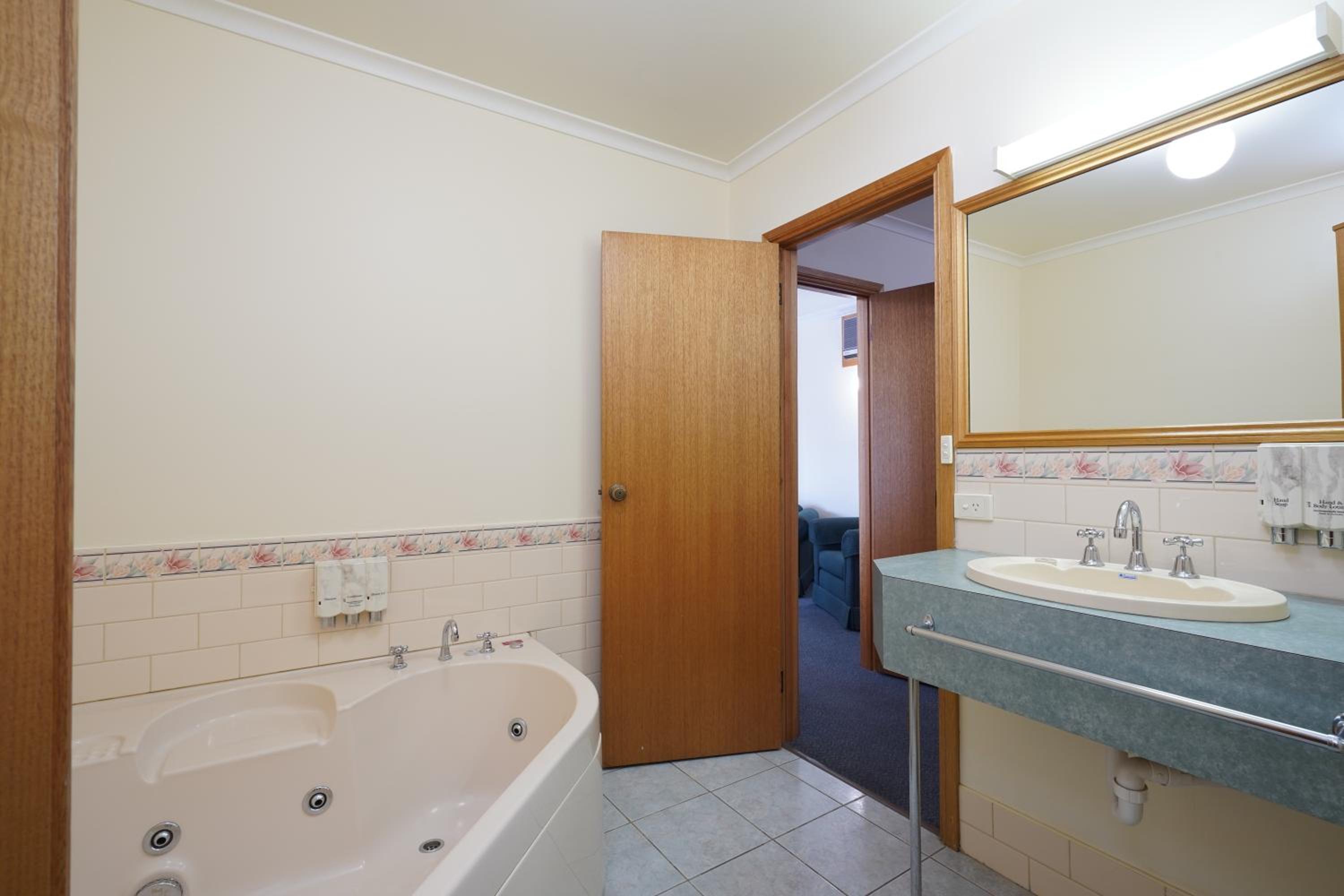 Deluxe Family Suite photo 3