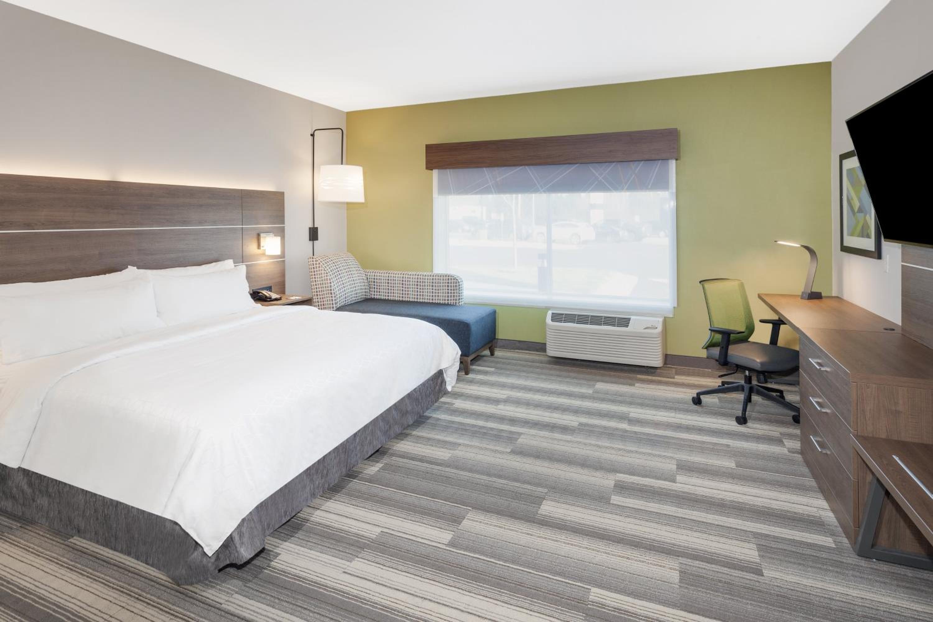 Standard King Room - Photo 5
