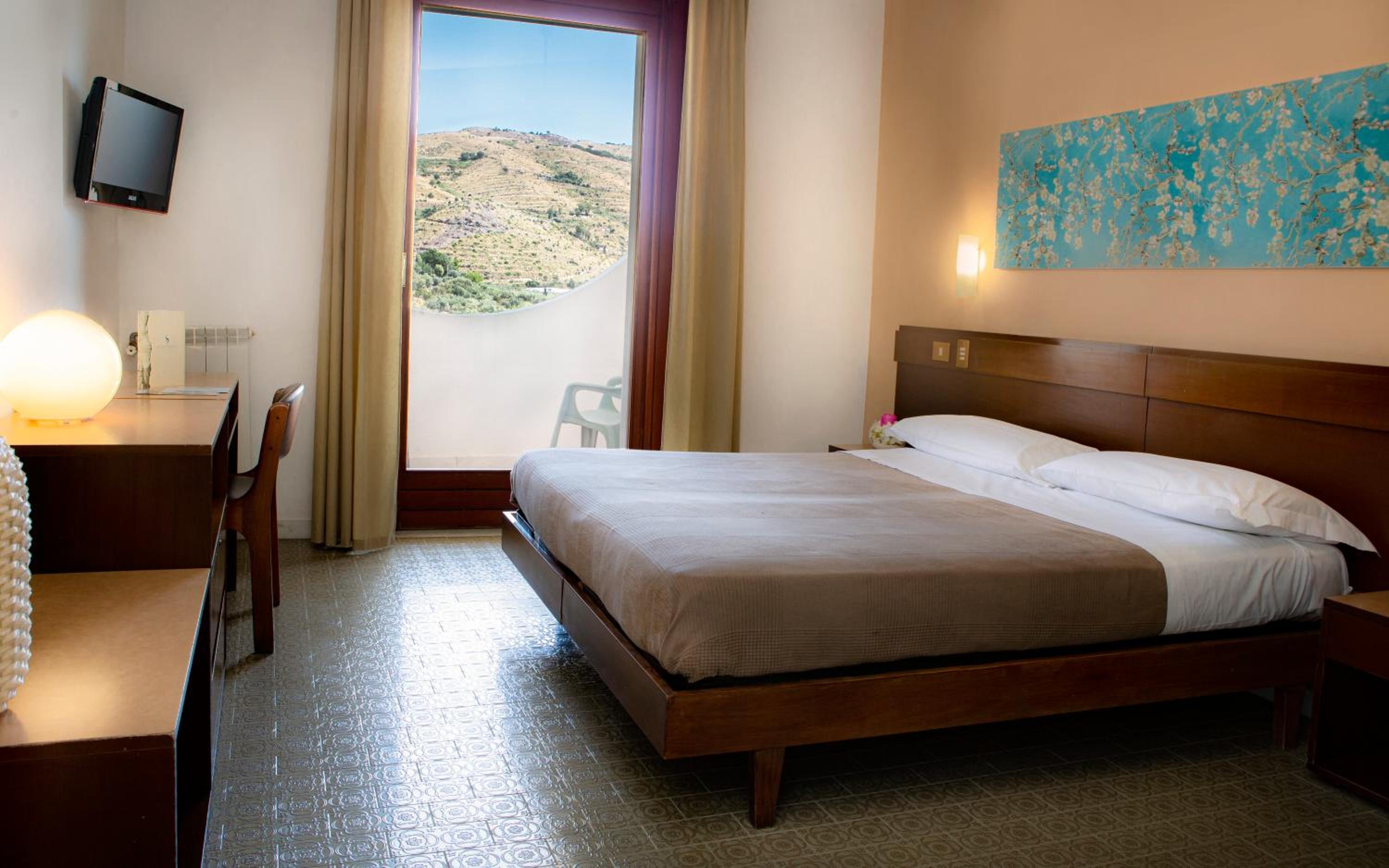 Double or Twin Room with Side Sea View photo 2