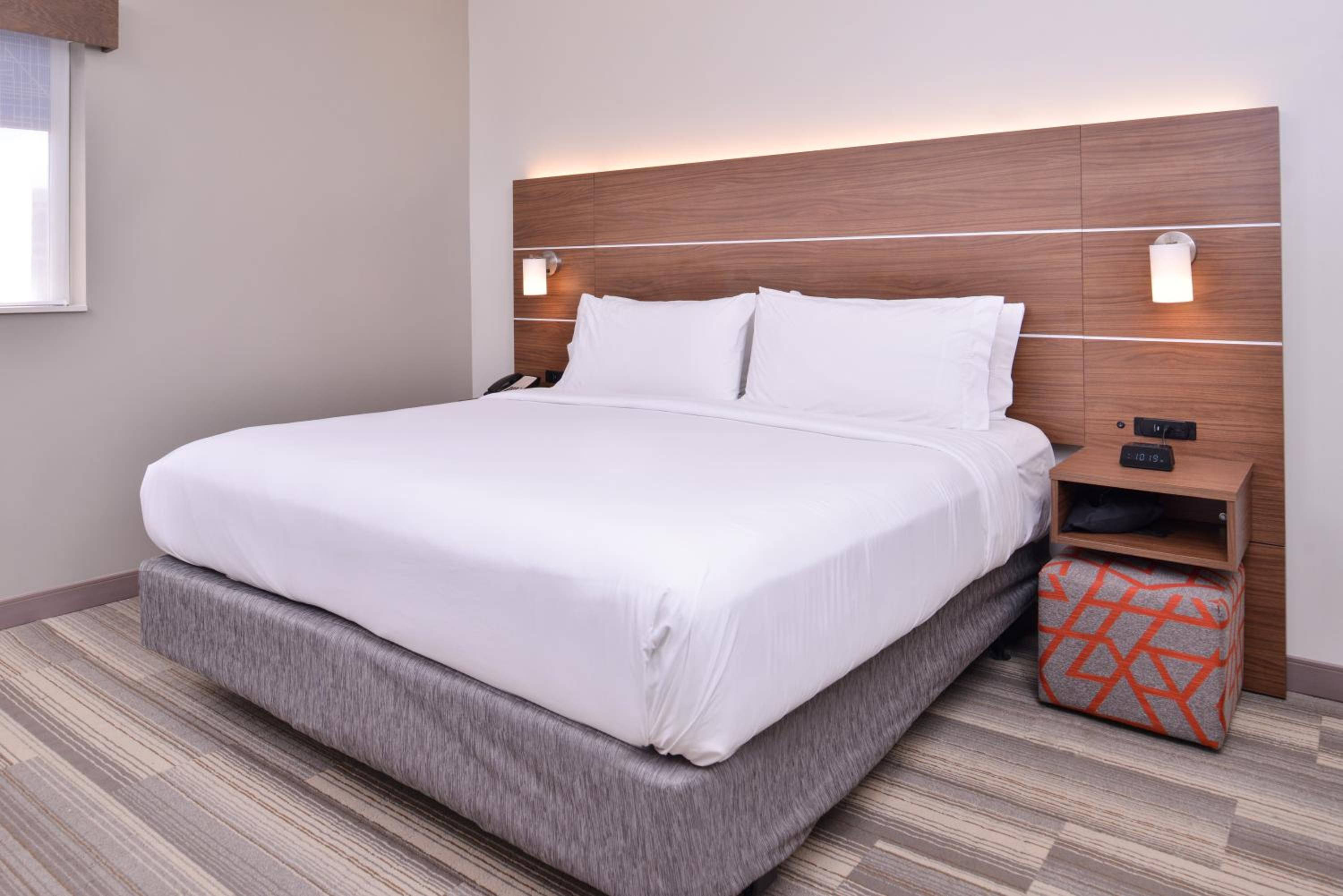 Standard King Room - Photo 10