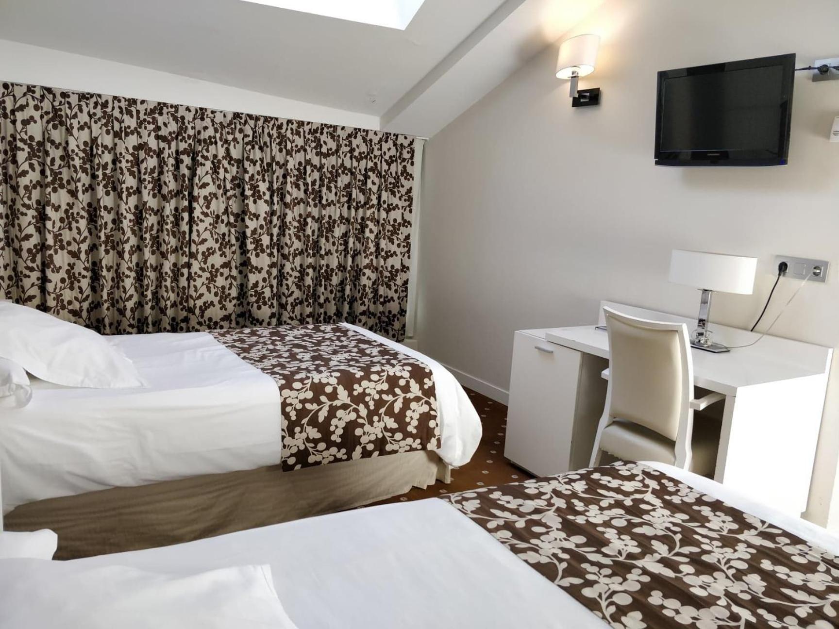 Double or Twin Room - Photo 6