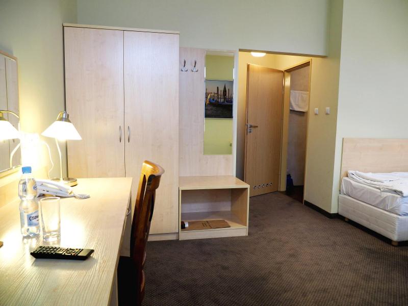Double or Twin Room - Photo 8
