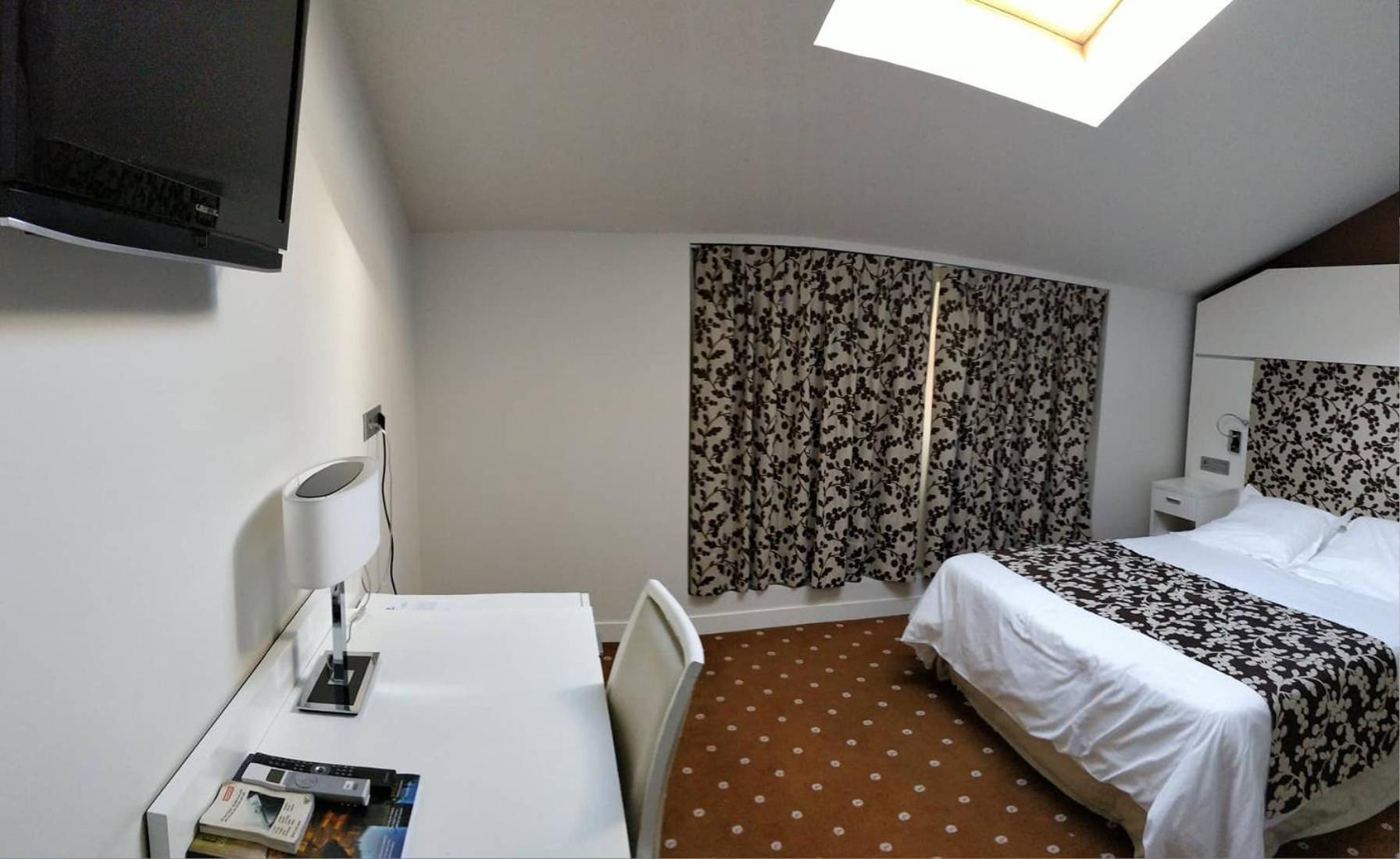 Double or Twin Room - Photo 7