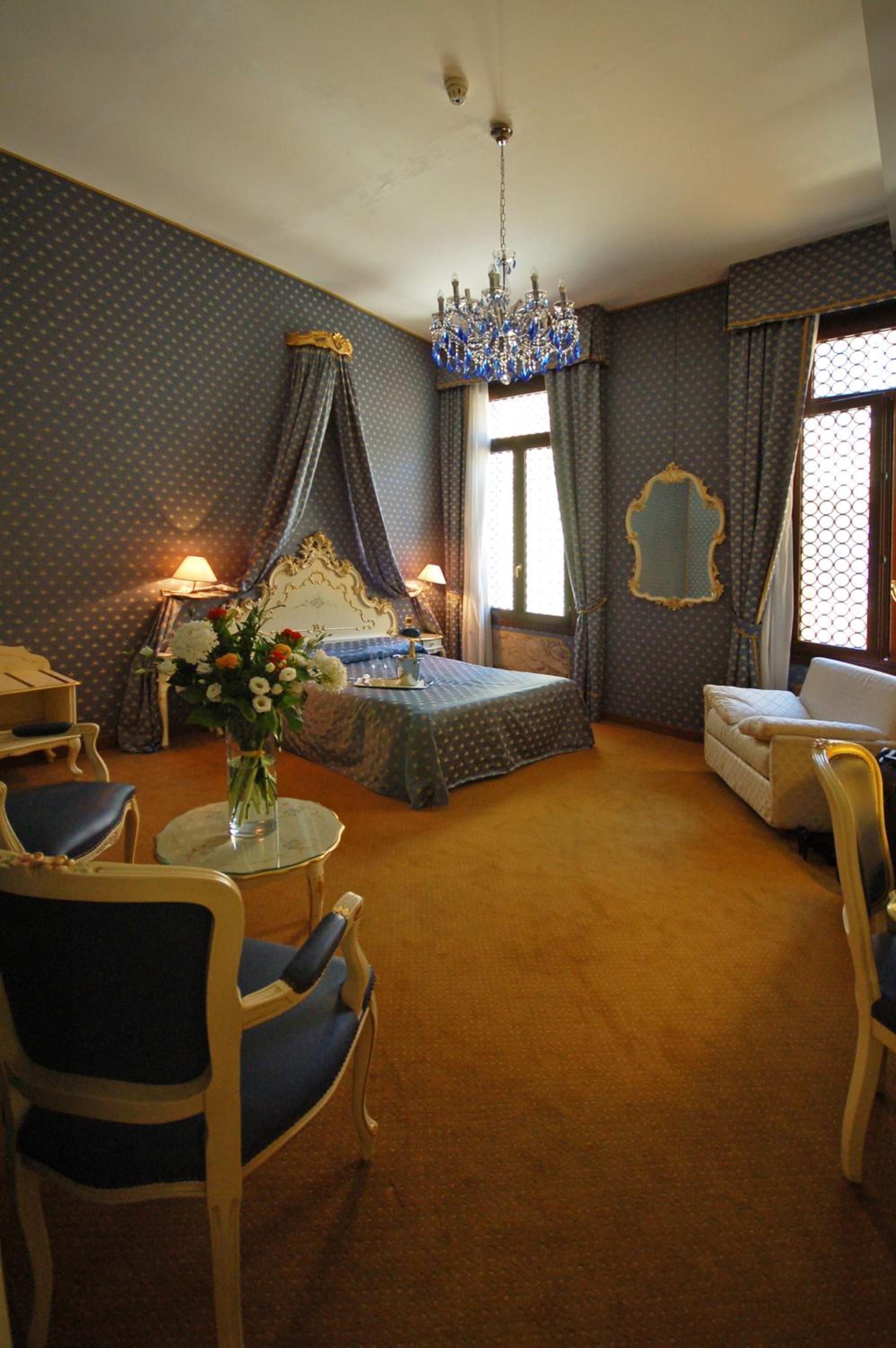 Quadruple Room thumbnail 5