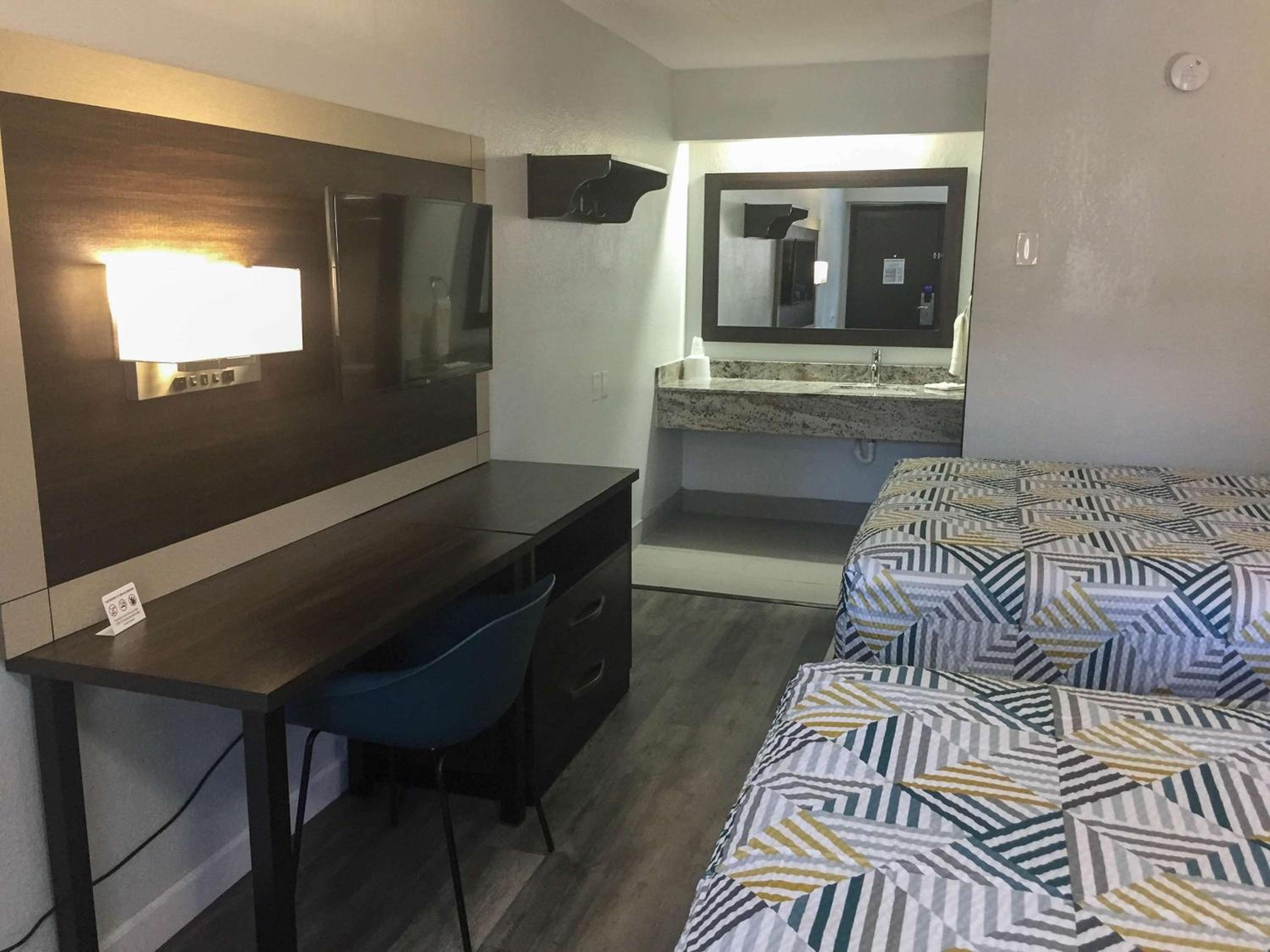 Deluxe Queen Room with Two Queen Beds - Non-Smoking - Photo 3
