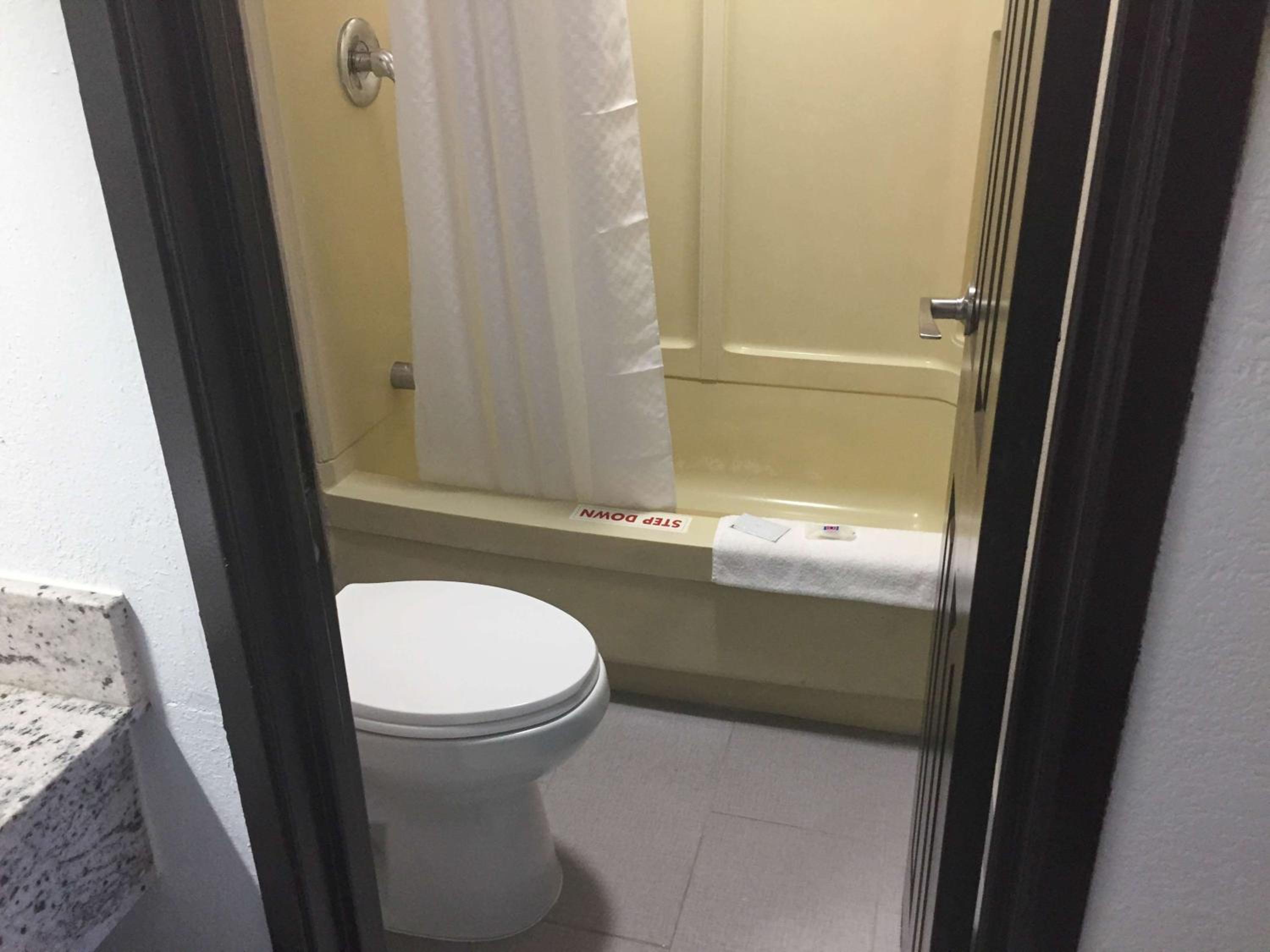 Deluxe King Room - Non-Smoking - Photo 5