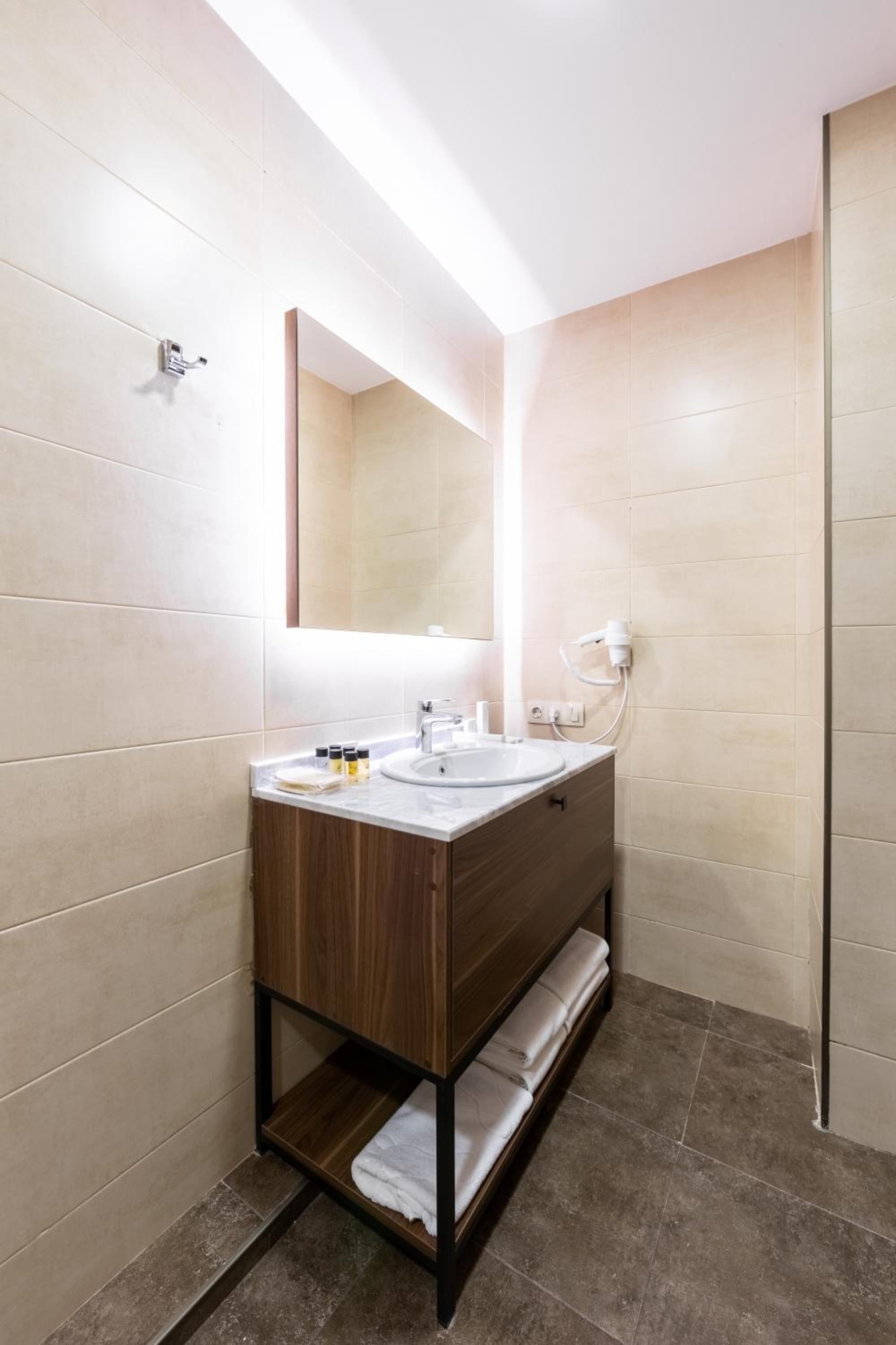 Standard Twin Room - Photo 4