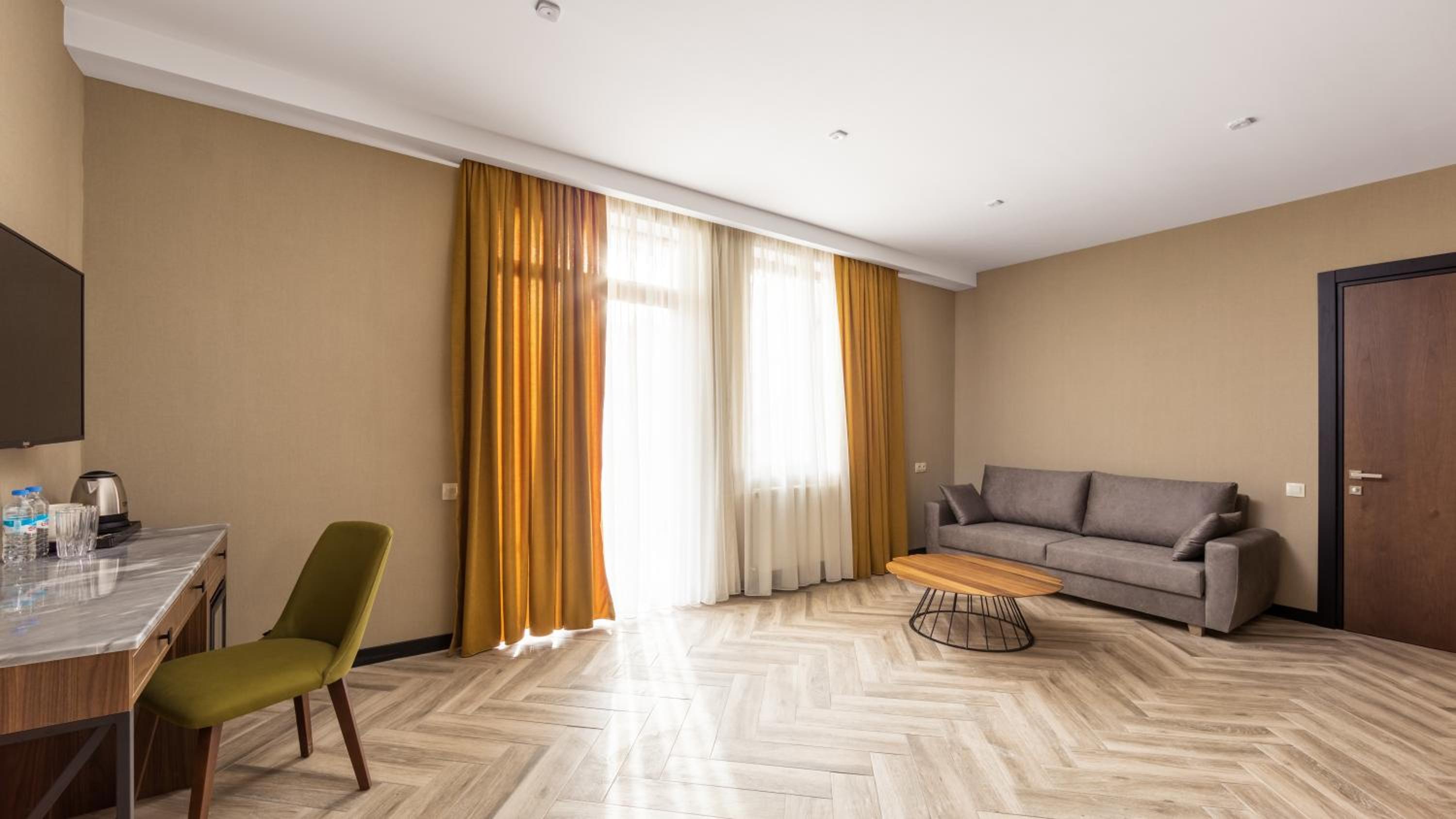 Executive Suite - Photo 6