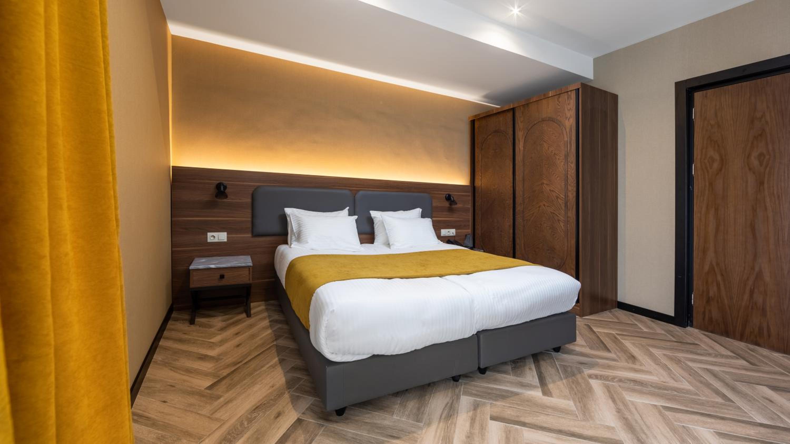 Junior Suite with Balcony - Photo 4