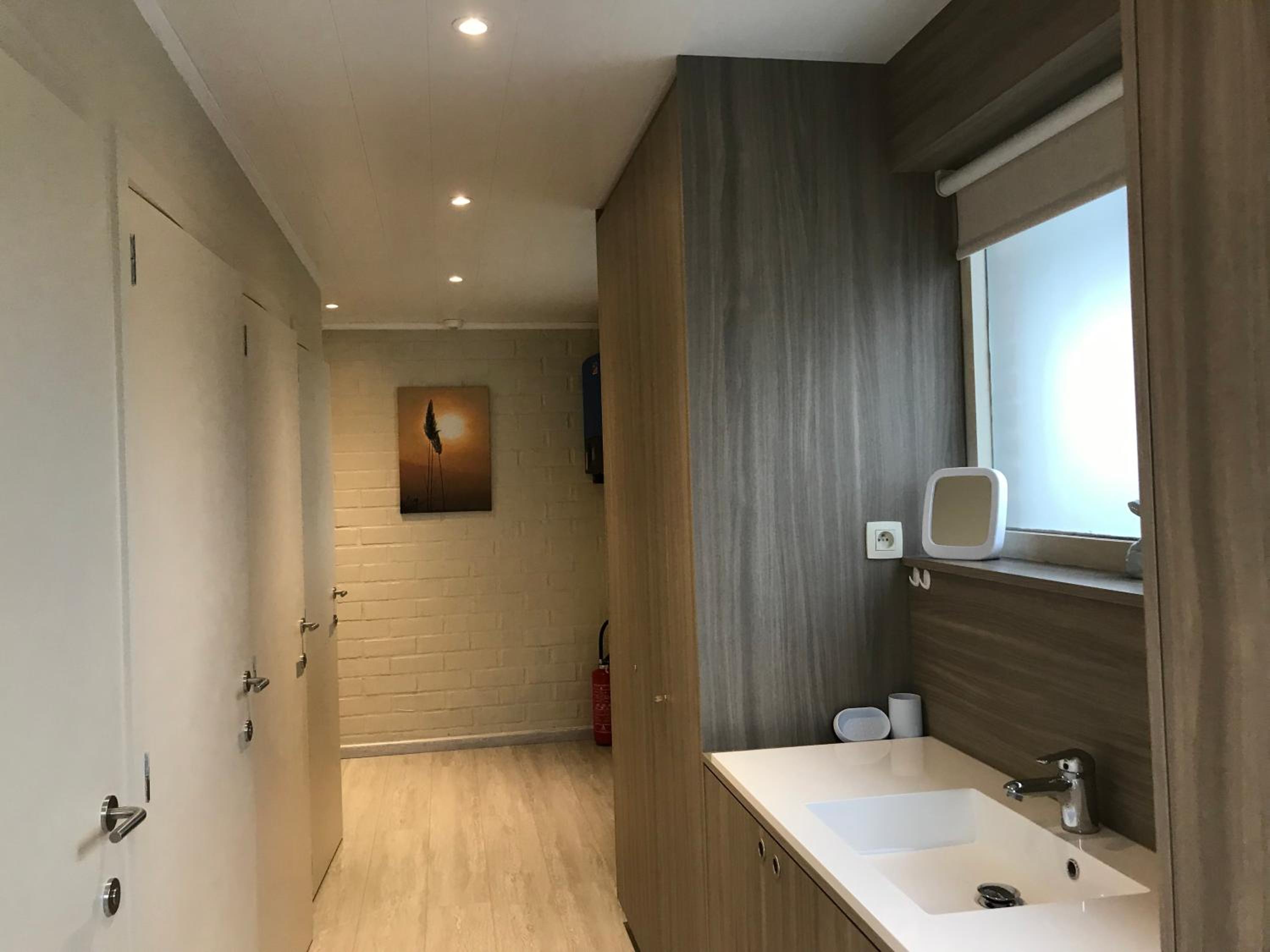 Seven-Bedroom House photo 2